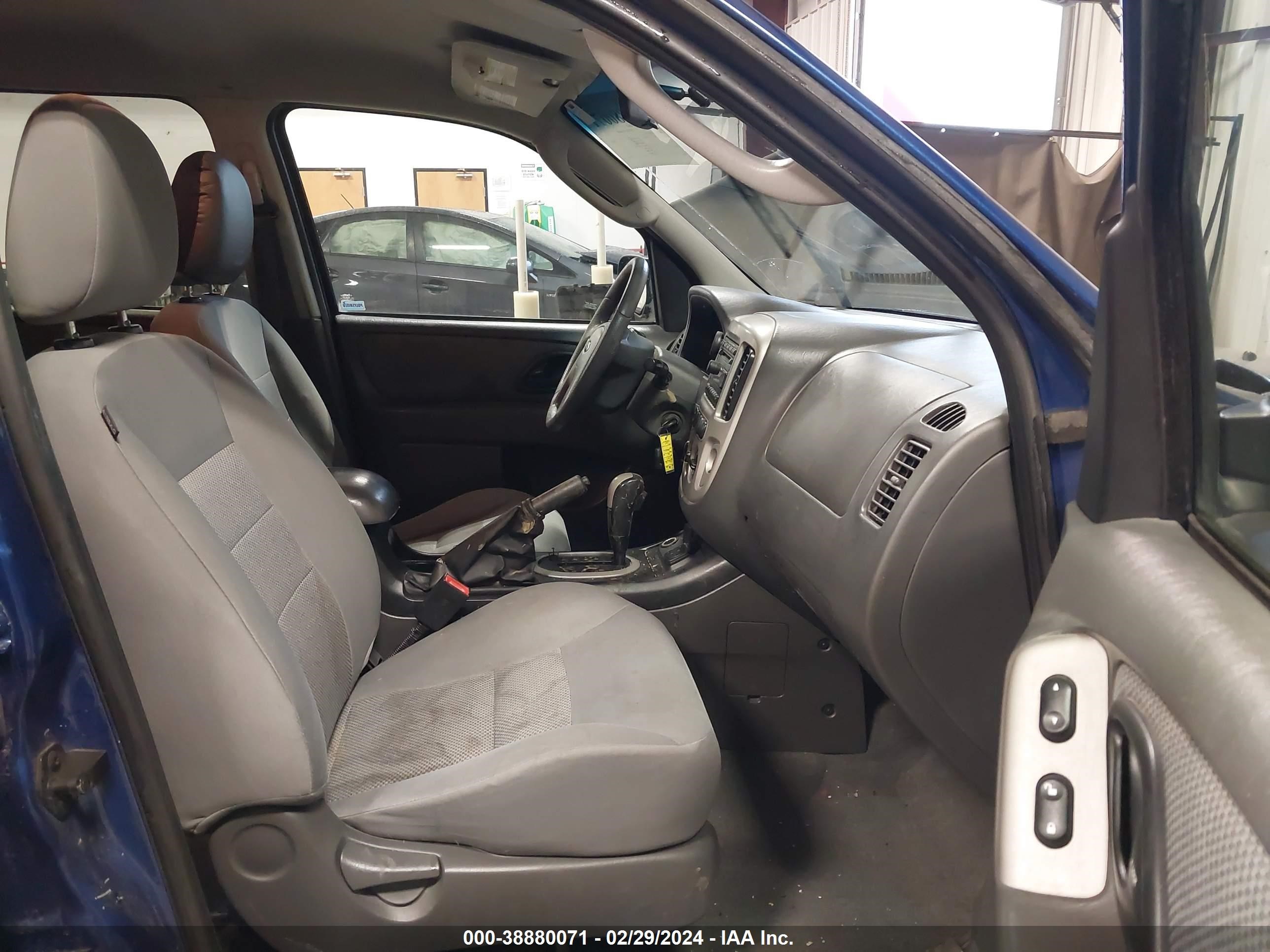 Photo 4 VIN: 1FMCU59H77KC08121 - FORD ESCAPE 