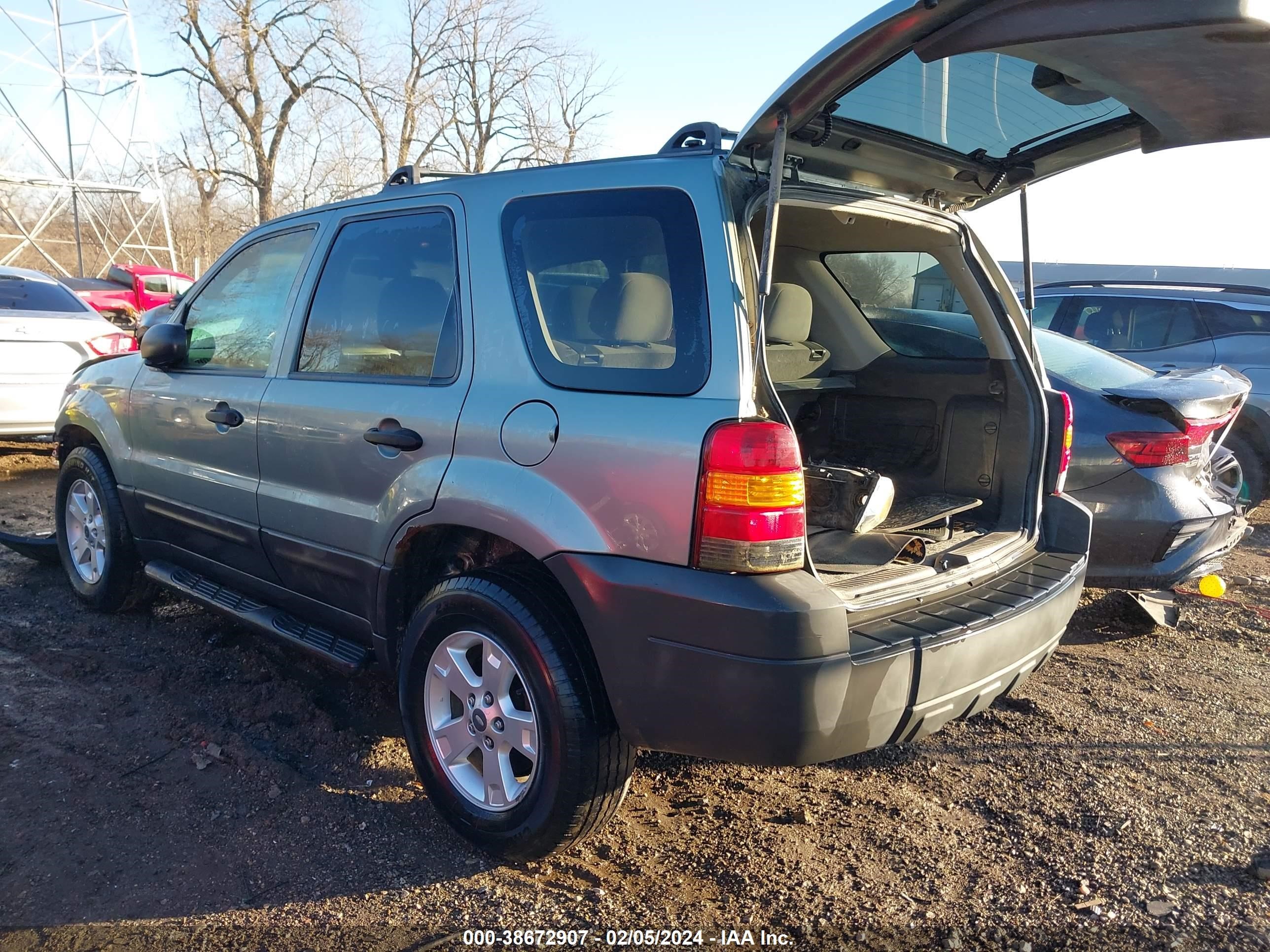 Photo 2 VIN: 1FMCU93115KB85564 - FORD ESCAPE 