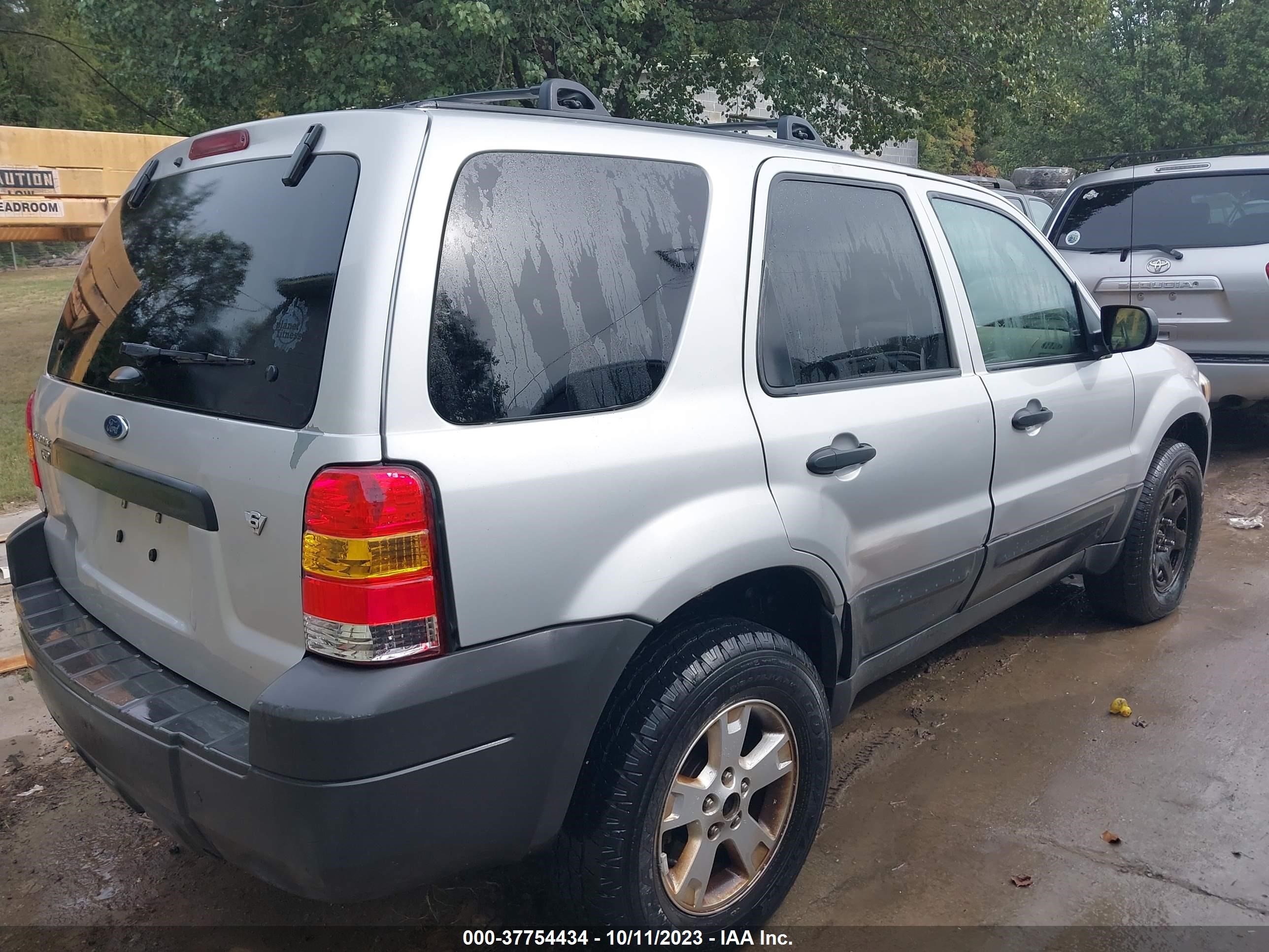 Photo 3 VIN: 1FMCU93126KD33898 - FORD ESCAPE 