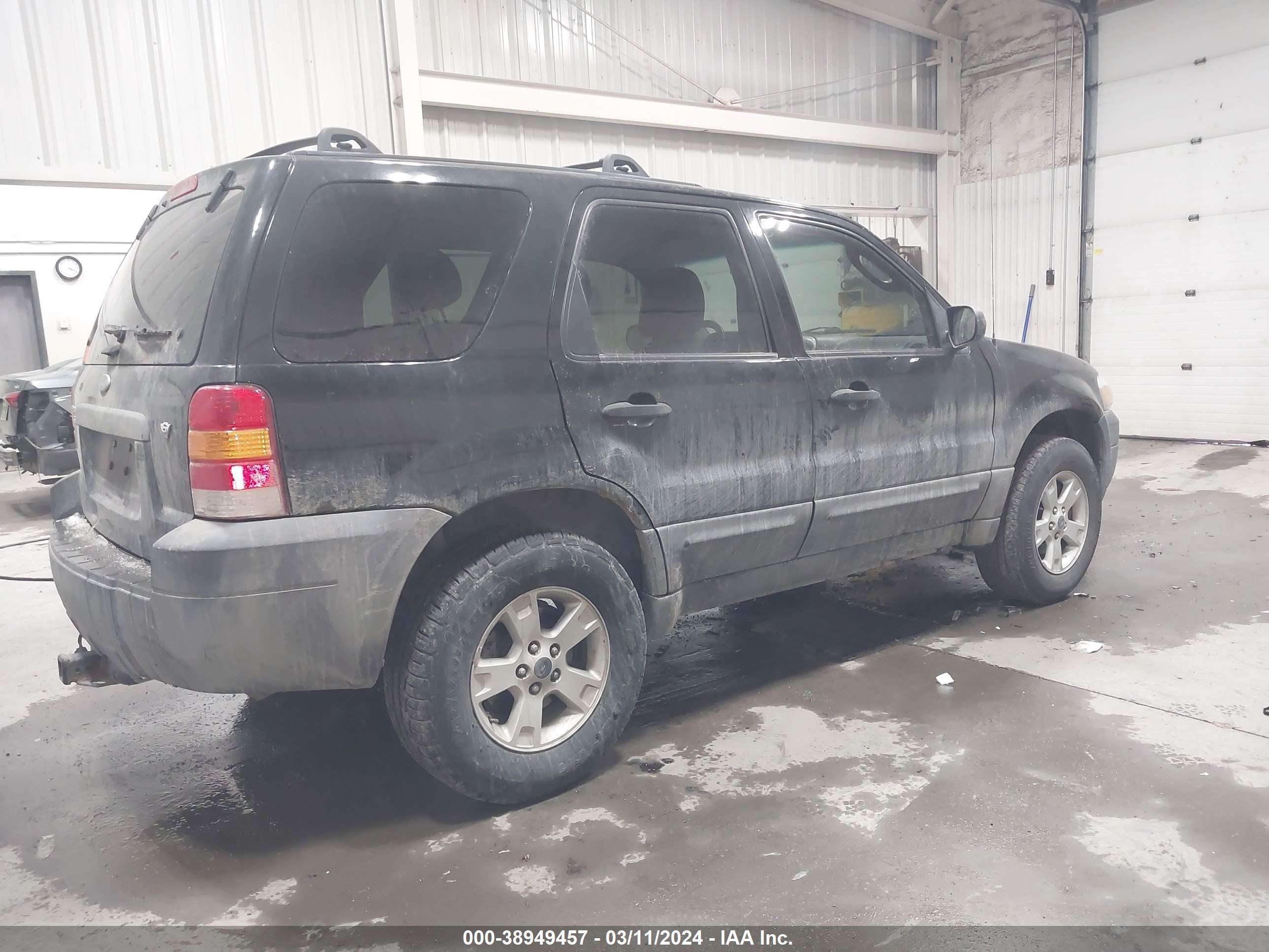 Photo 3 VIN: 1FMCU93145KB67320 - FORD ESCAPE 