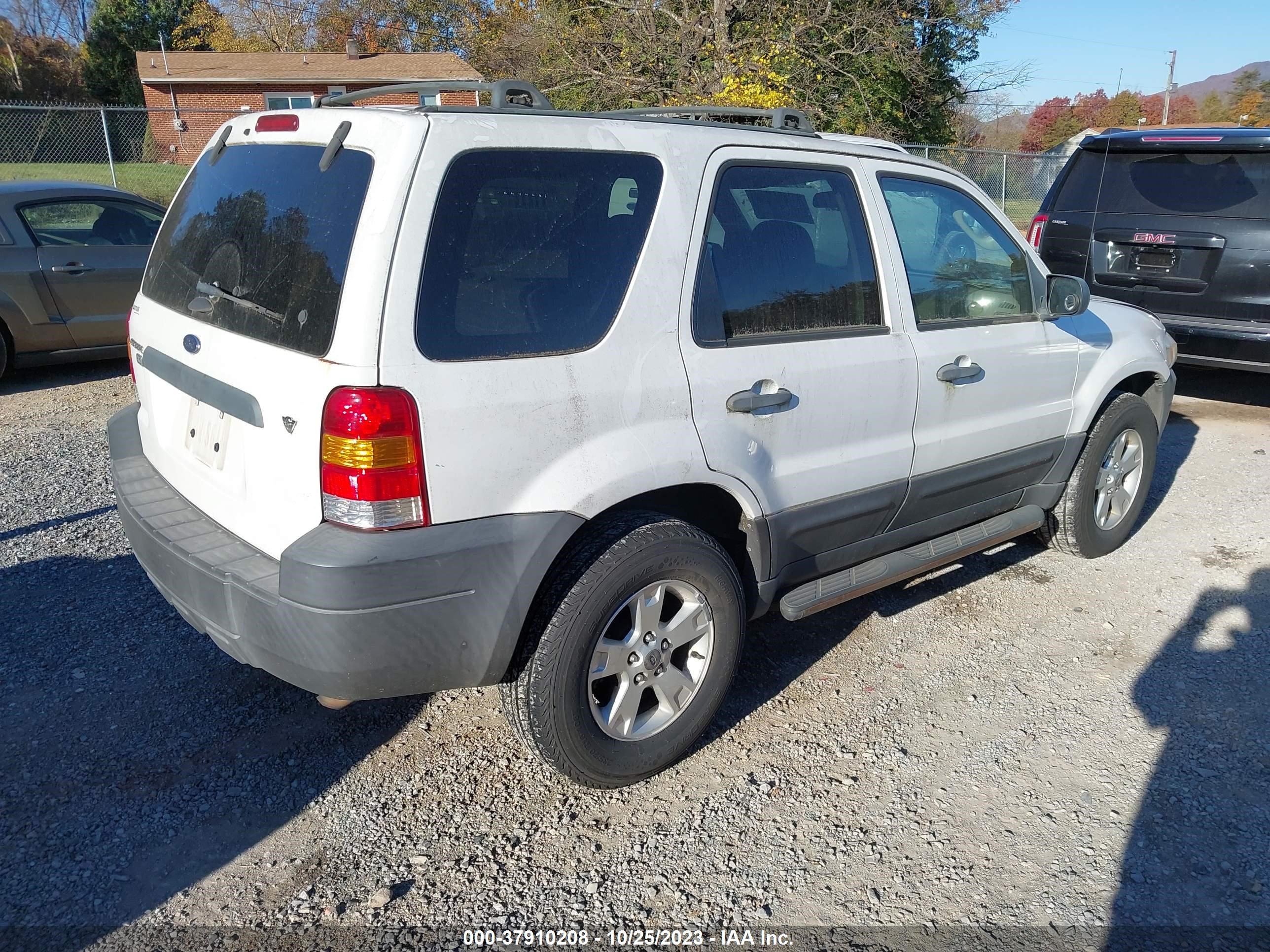 Photo 3 VIN: 1FMCU93156KC81800 - FORD ESCAPE 