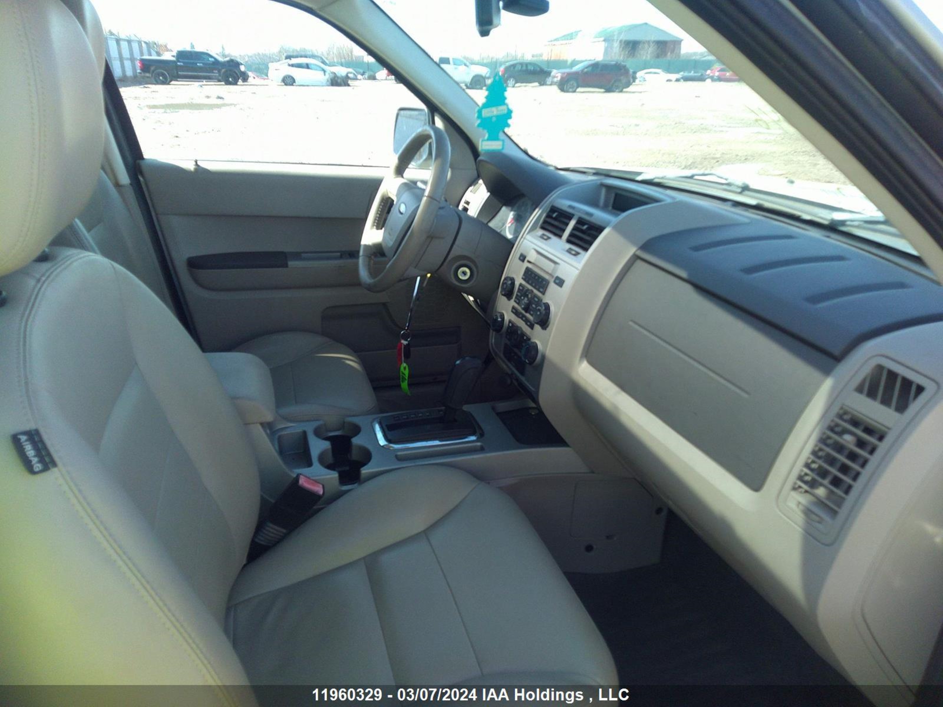 Photo 4 VIN: 1FMCU93158KA95046 - FORD ESCAPE 