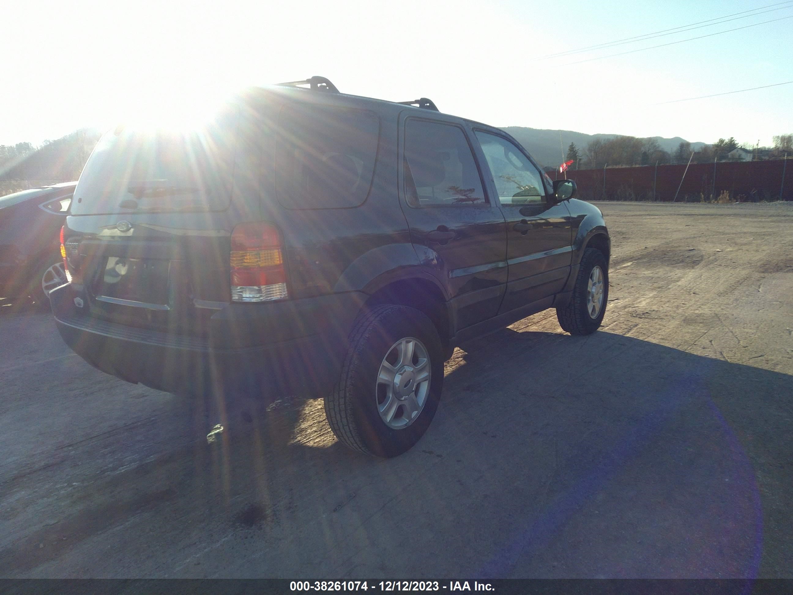 Photo 3 VIN: 1FMCU93164KB09157 - FORD ESCAPE 