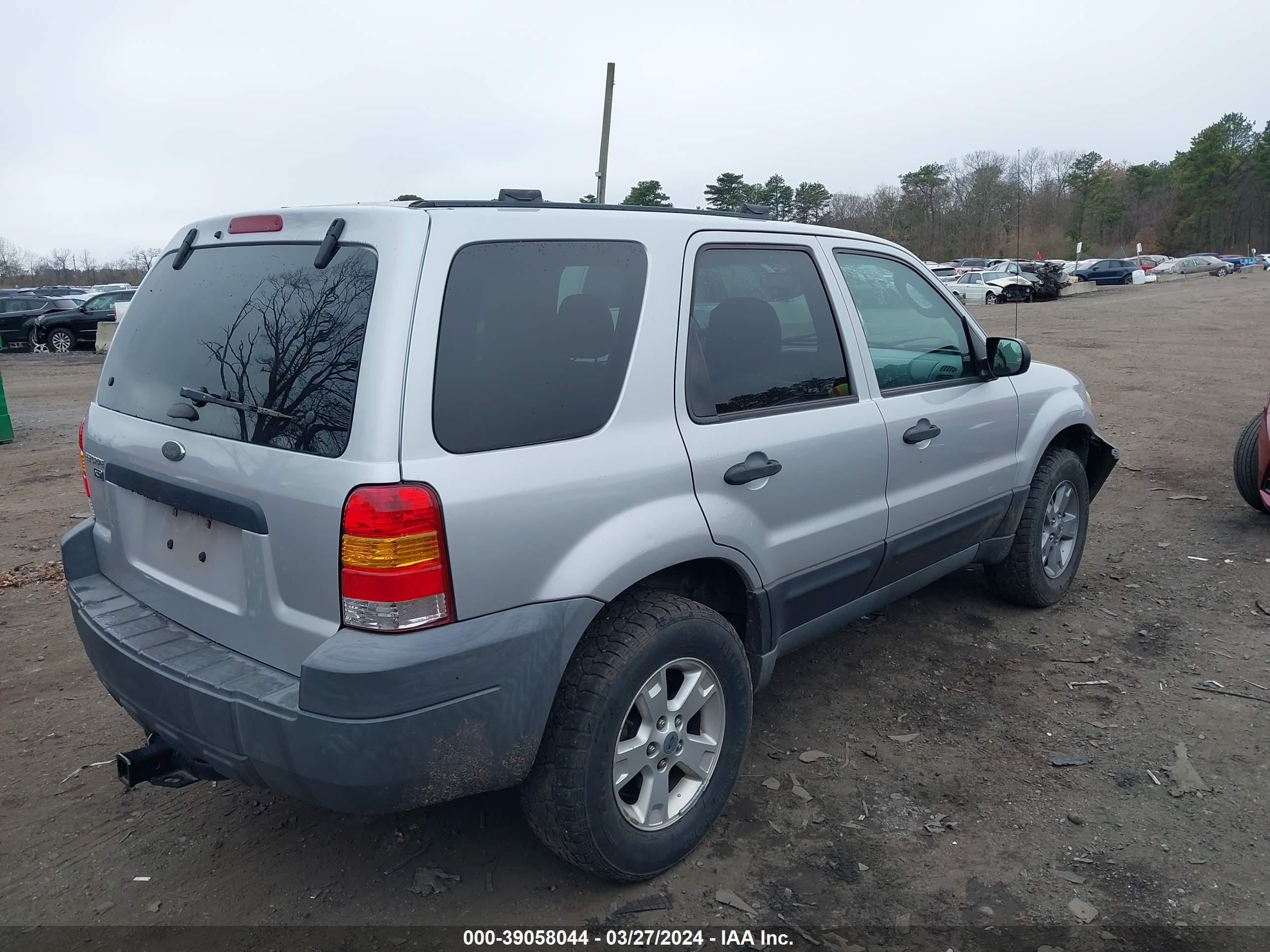 Photo 3 VIN: 1FMCU93175KA50427 - FORD ESCAPE 