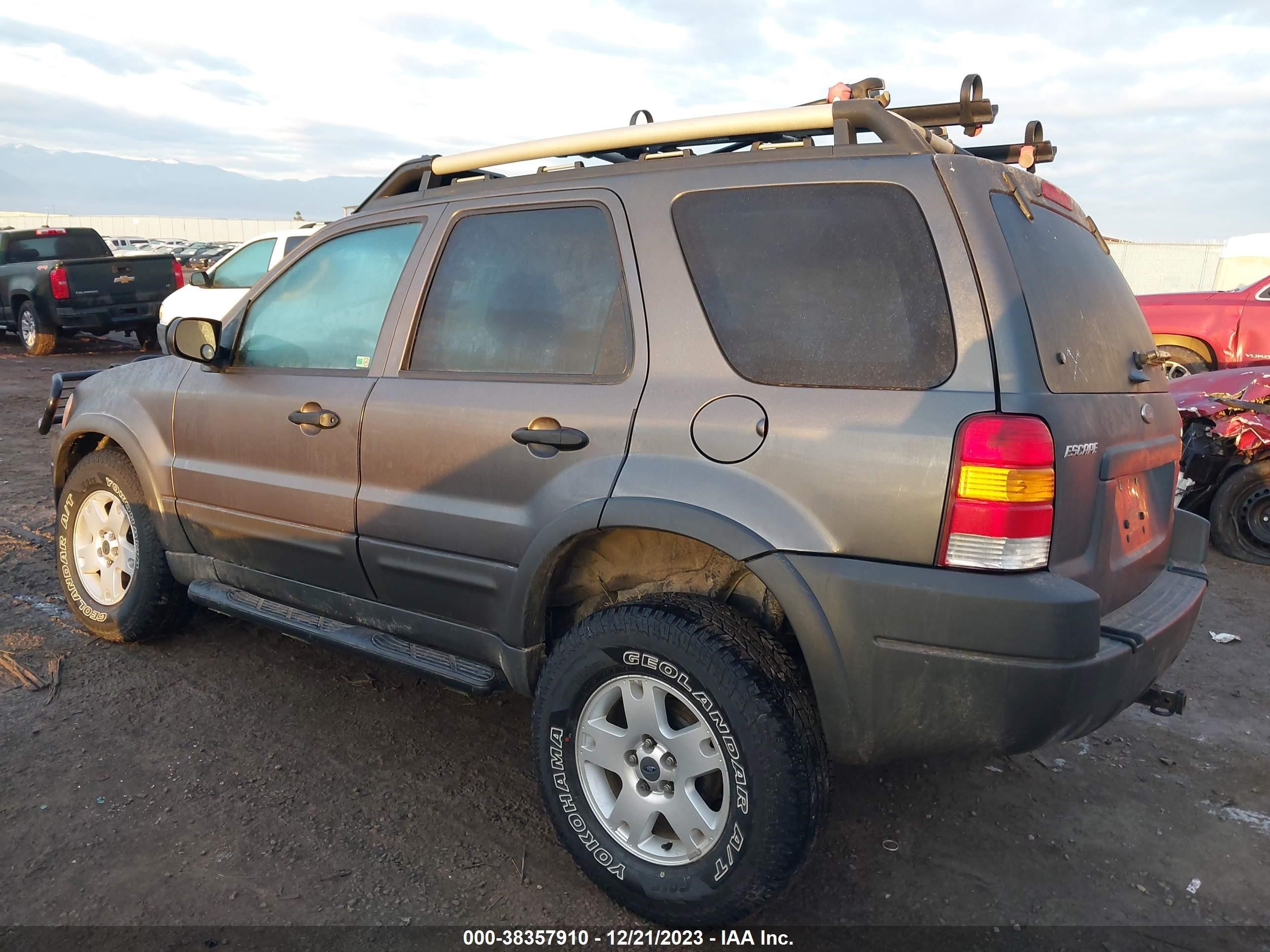 Photo 2 VIN: 1FMCU93193KB02685 - FORD ESCAPE 