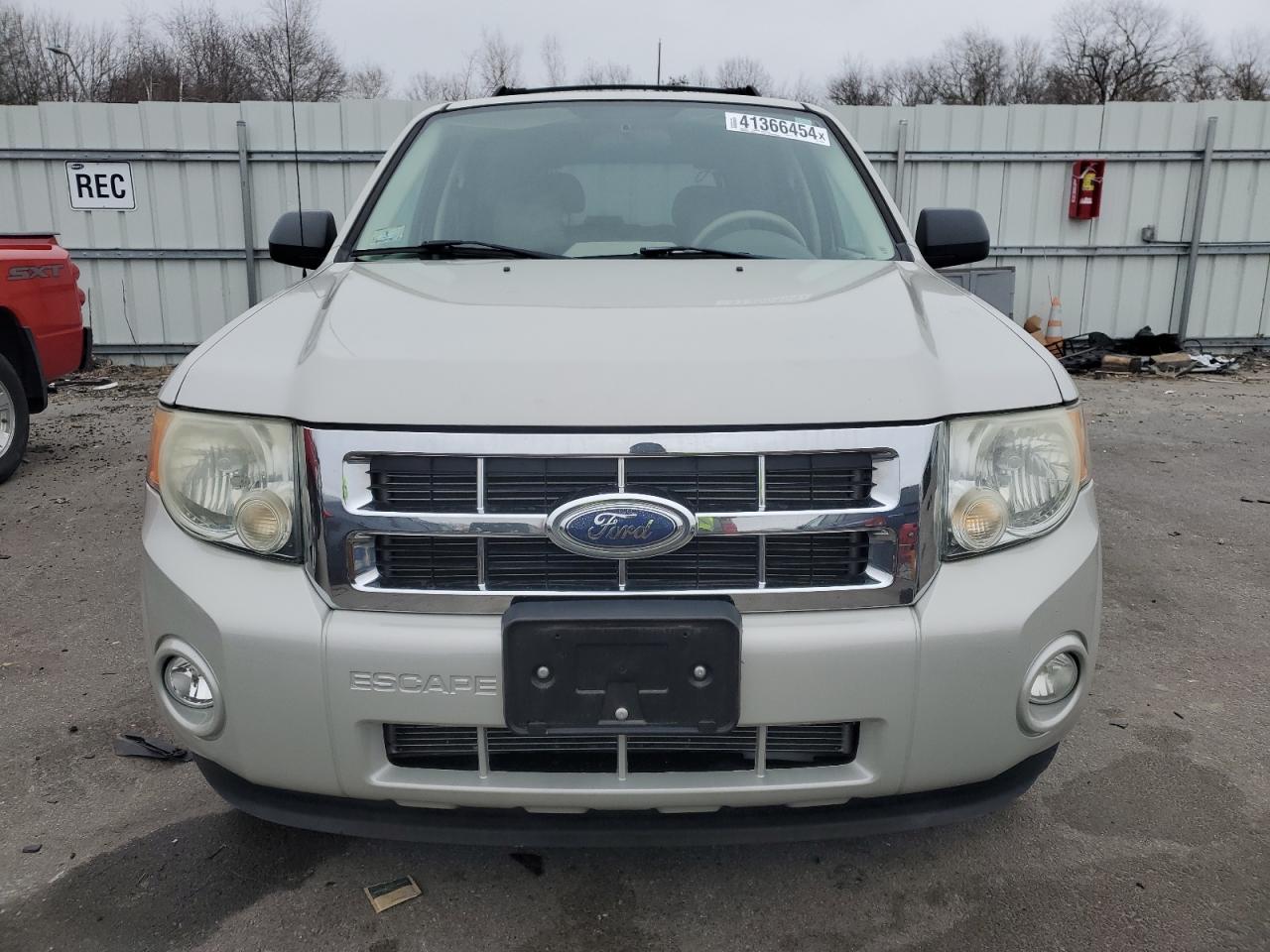 Photo 4 VIN: 1FMCU931X8KB25920 - FORD ESCAPE 