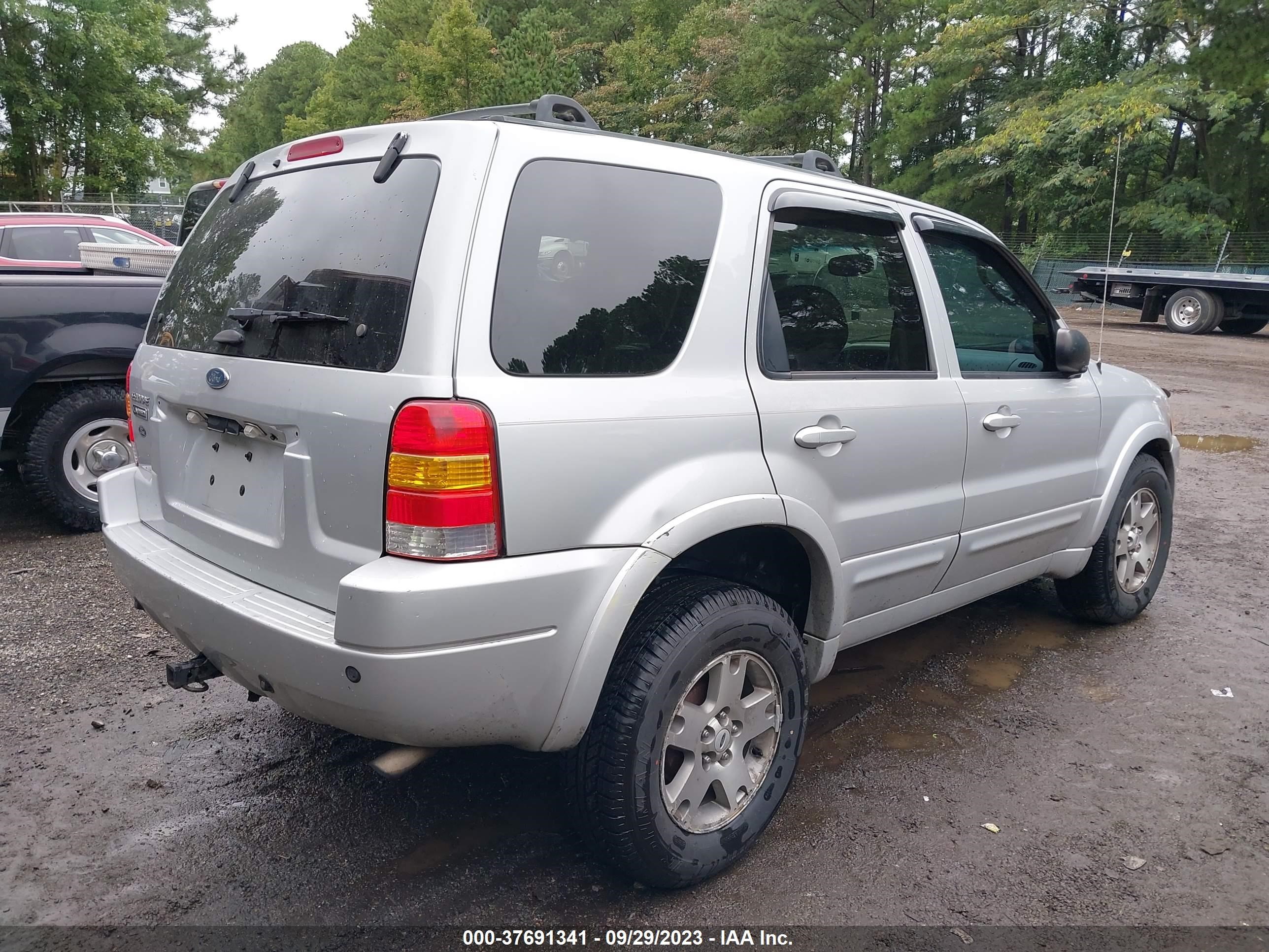 Photo 3 VIN: 1FMCU94123KD49240 - FORD ESCAPE 