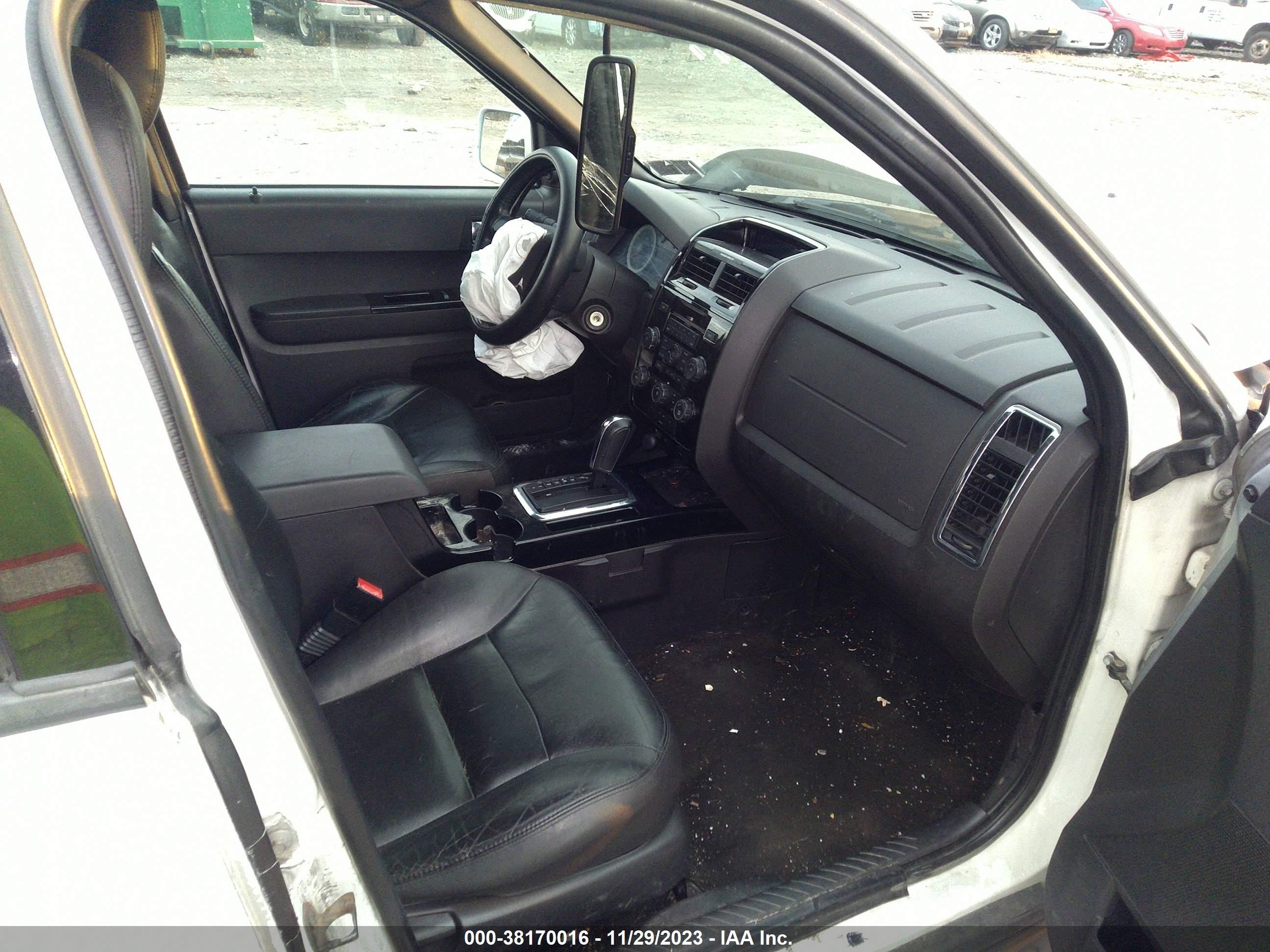 Photo 4 VIN: 1FMCU94188KE11120 - FORD ESCAPE 