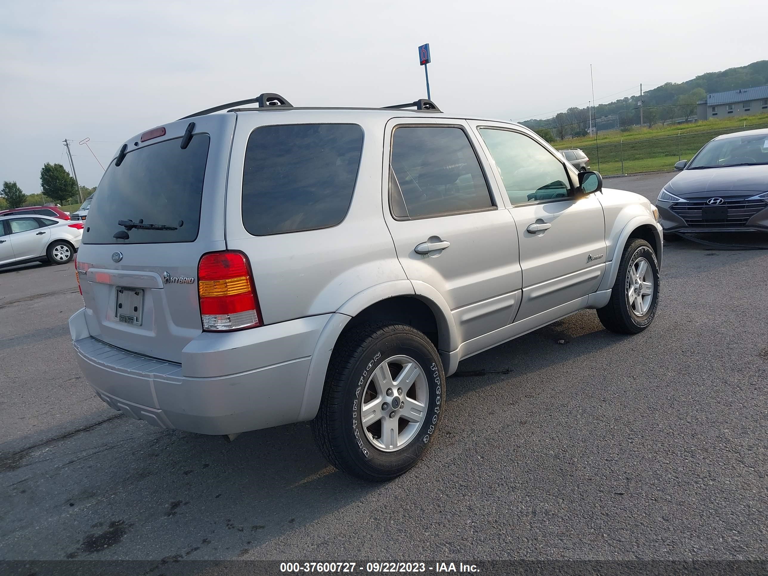 Photo 3 VIN: 1FMCU95H16KA08461 - FORD ESCAPE 