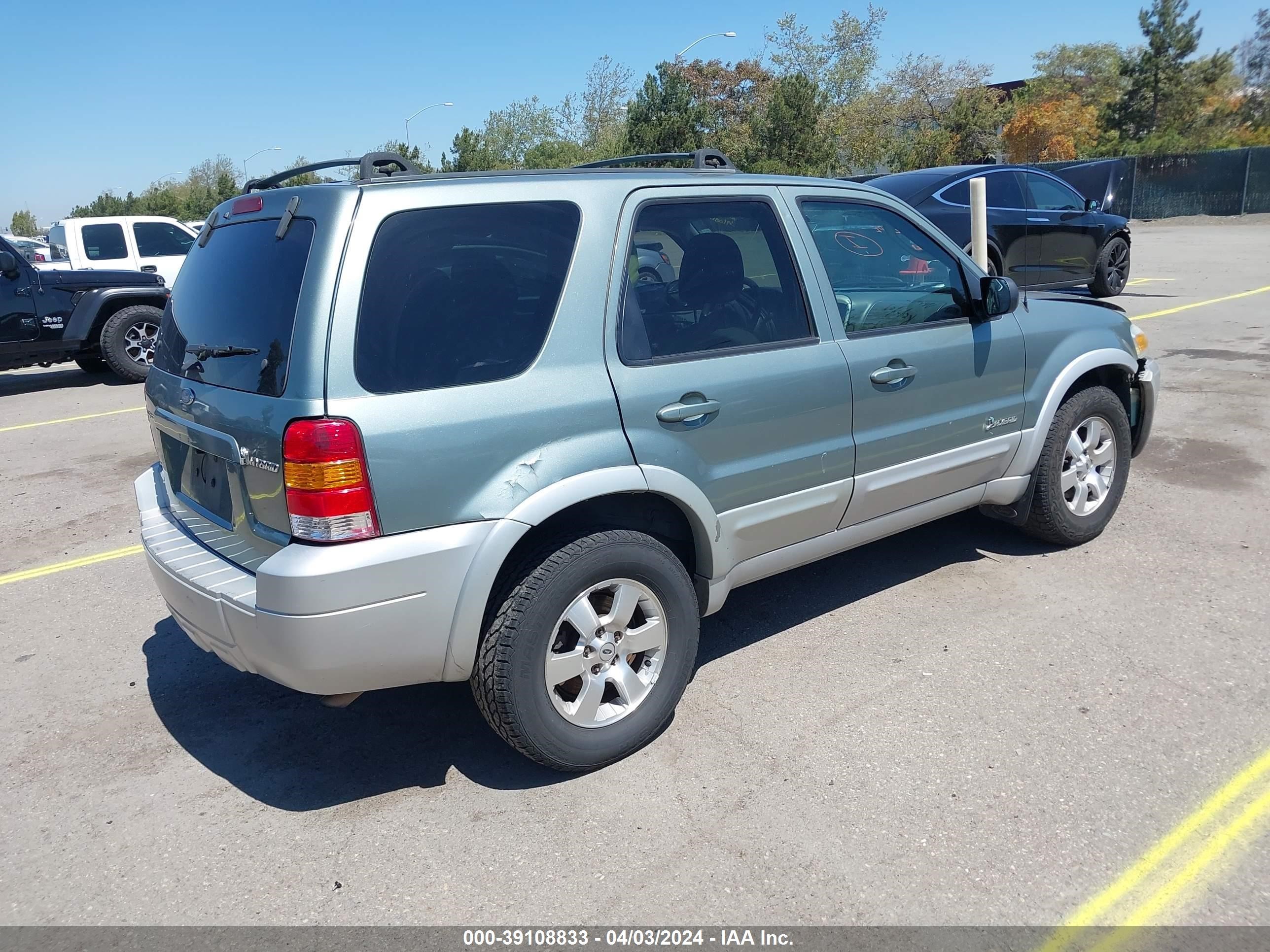 Photo 3 VIN: 1FMCU96H26KA43136 - FORD ESCAPE 