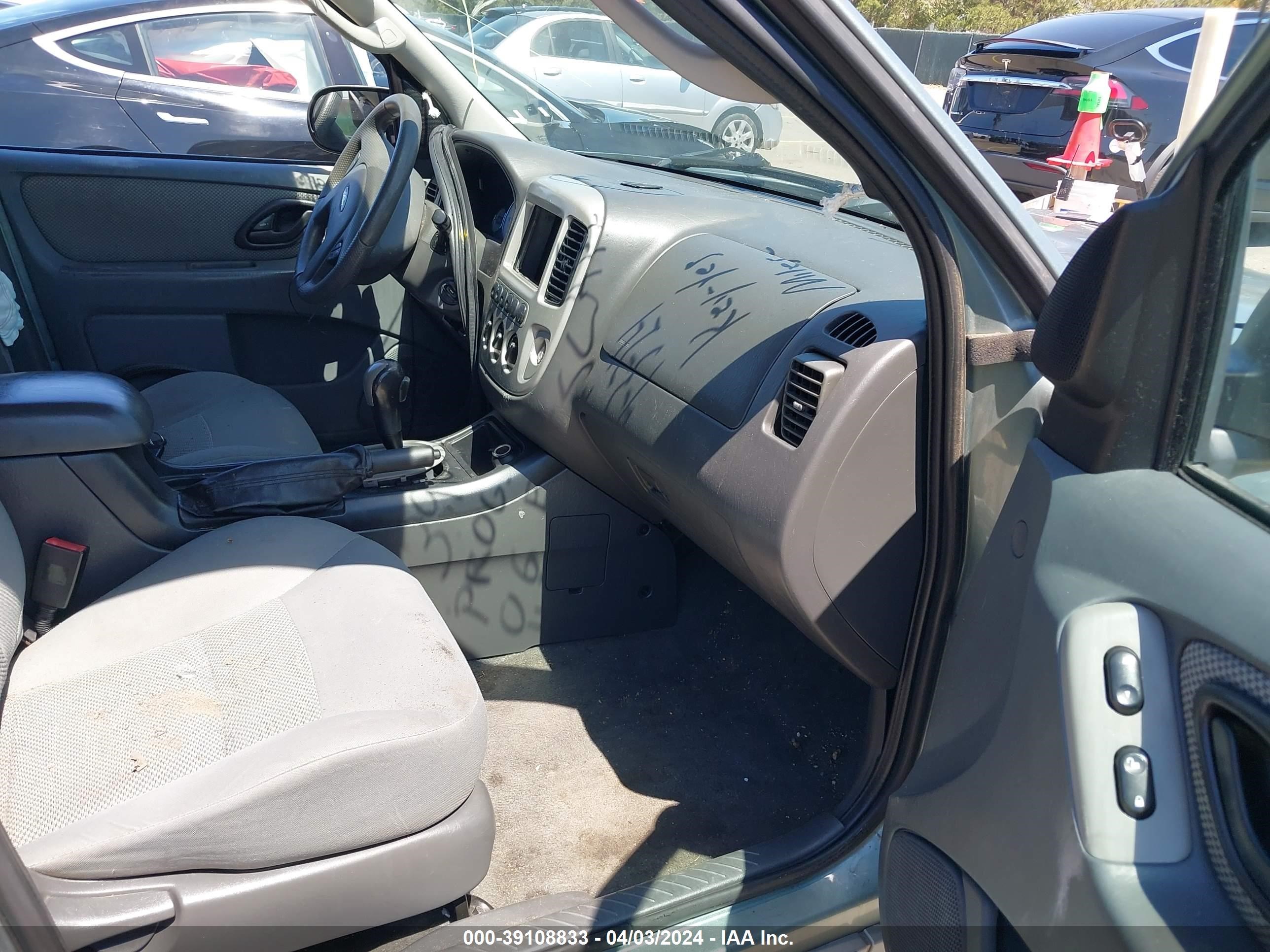 Photo 4 VIN: 1FMCU96H26KA43136 - FORD ESCAPE 