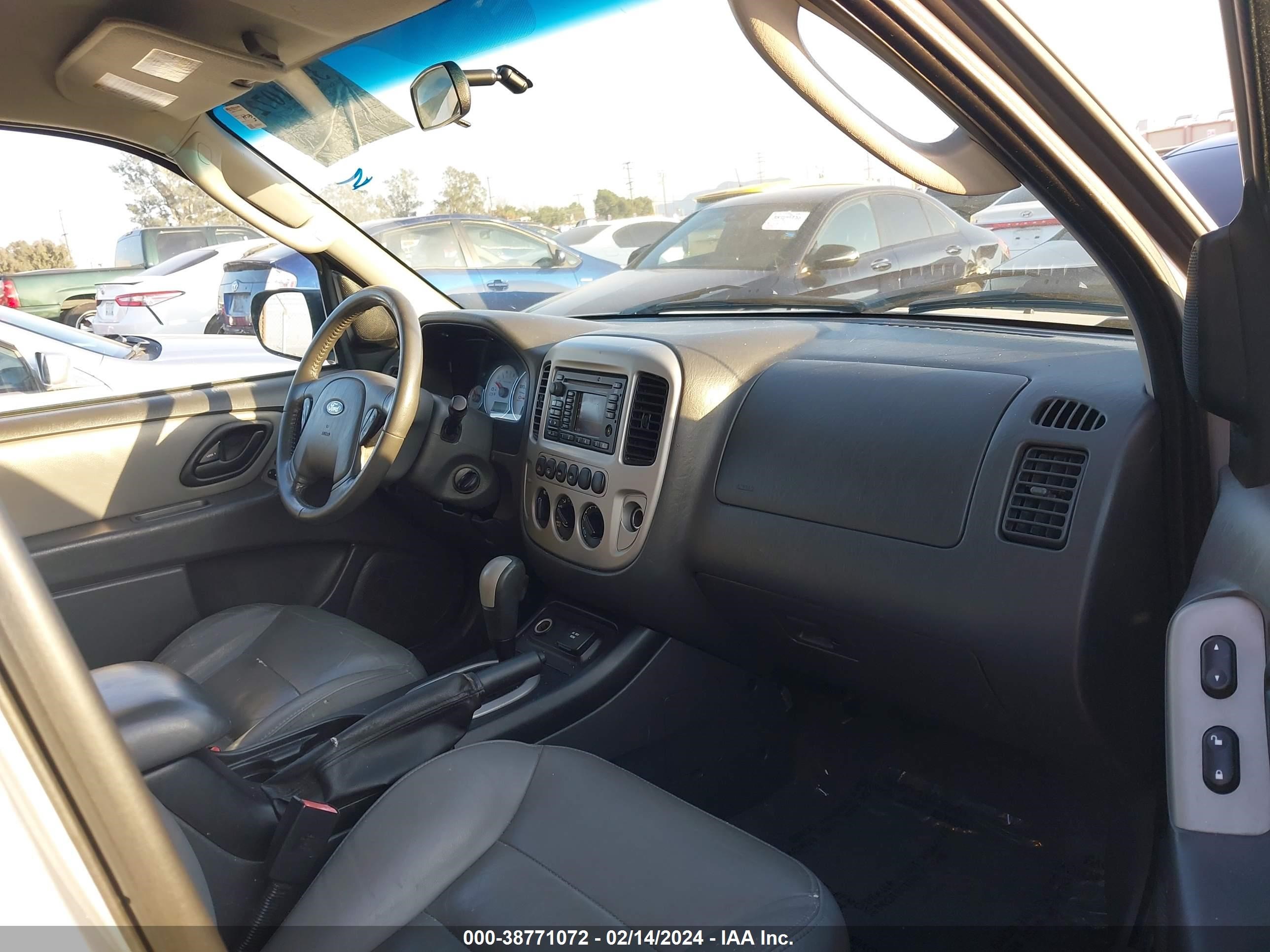 Photo 4 VIN: 1FMCU96H75KB77901 - FORD ESCAPE 