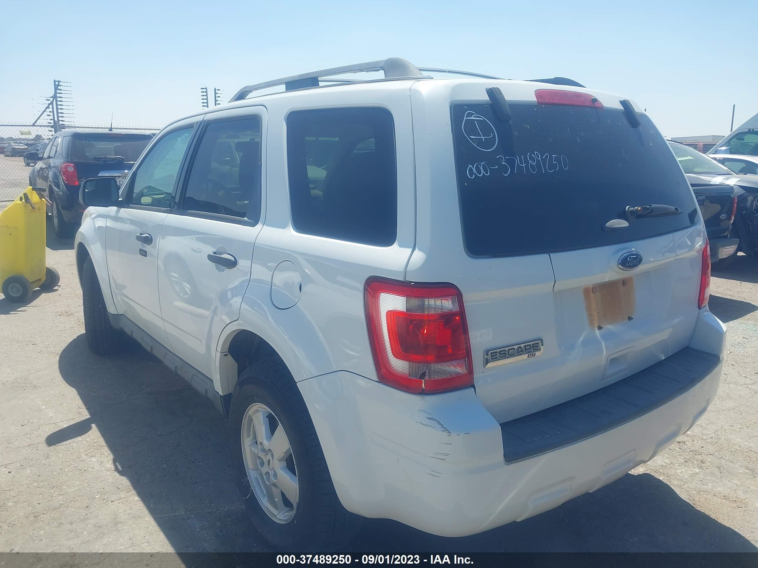 Photo 2 VIN: 1FMCU9D70CKB55665 - FORD ESCAPE 