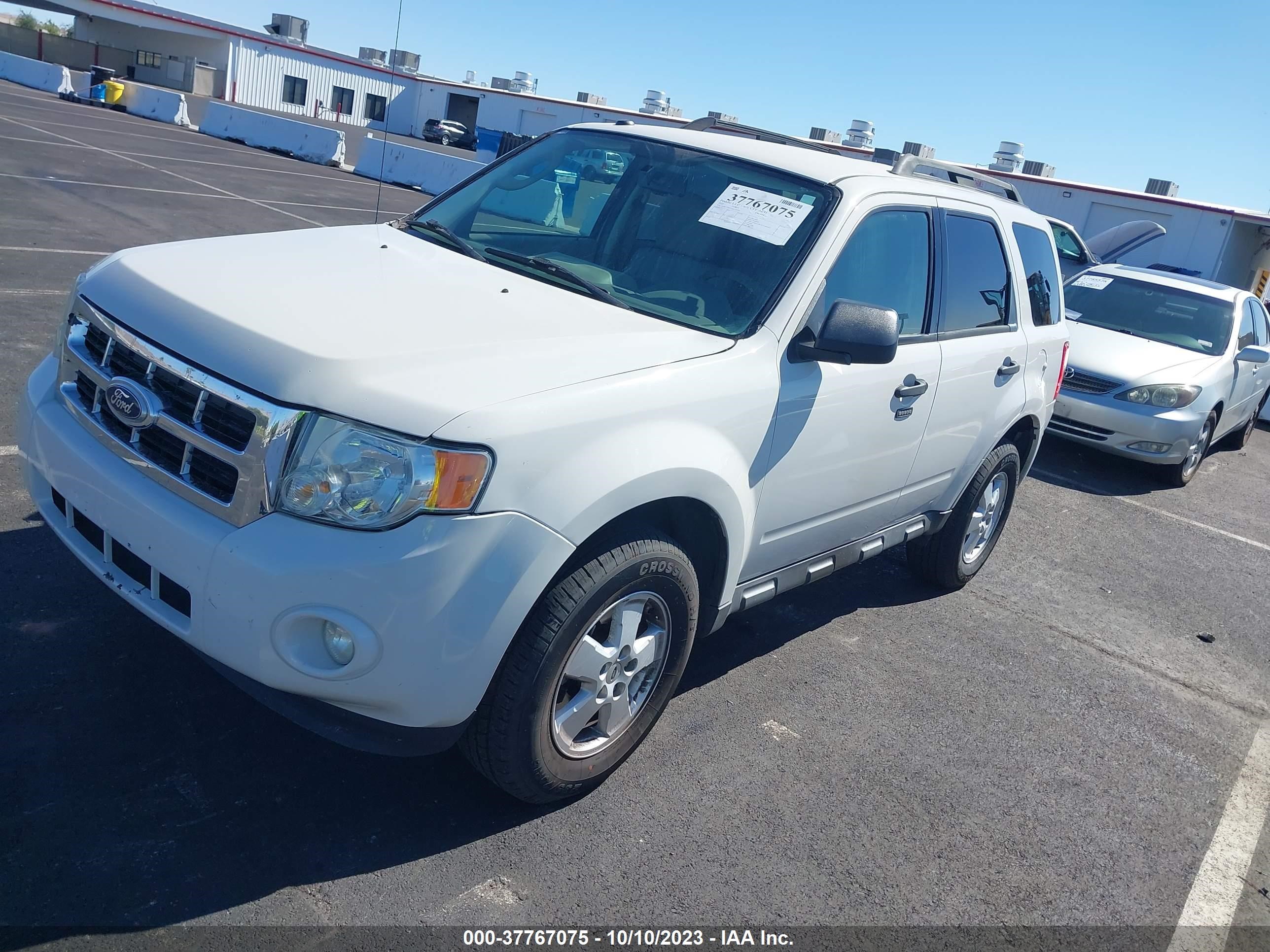 Photo 1 VIN: 1FMCU9D72AKC97254 - FORD ESCAPE 