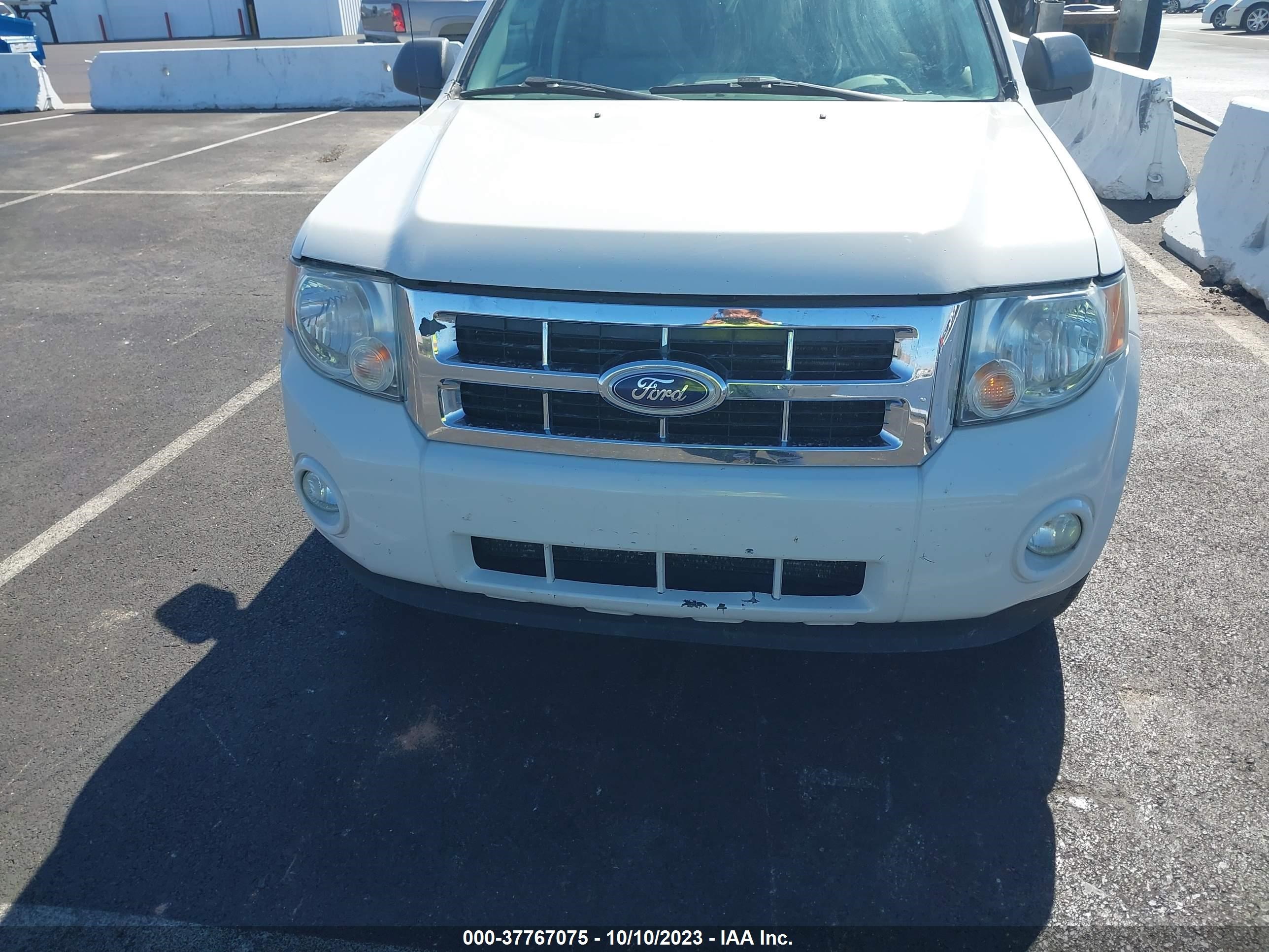 Photo 5 VIN: 1FMCU9D72AKC97254 - FORD ESCAPE 