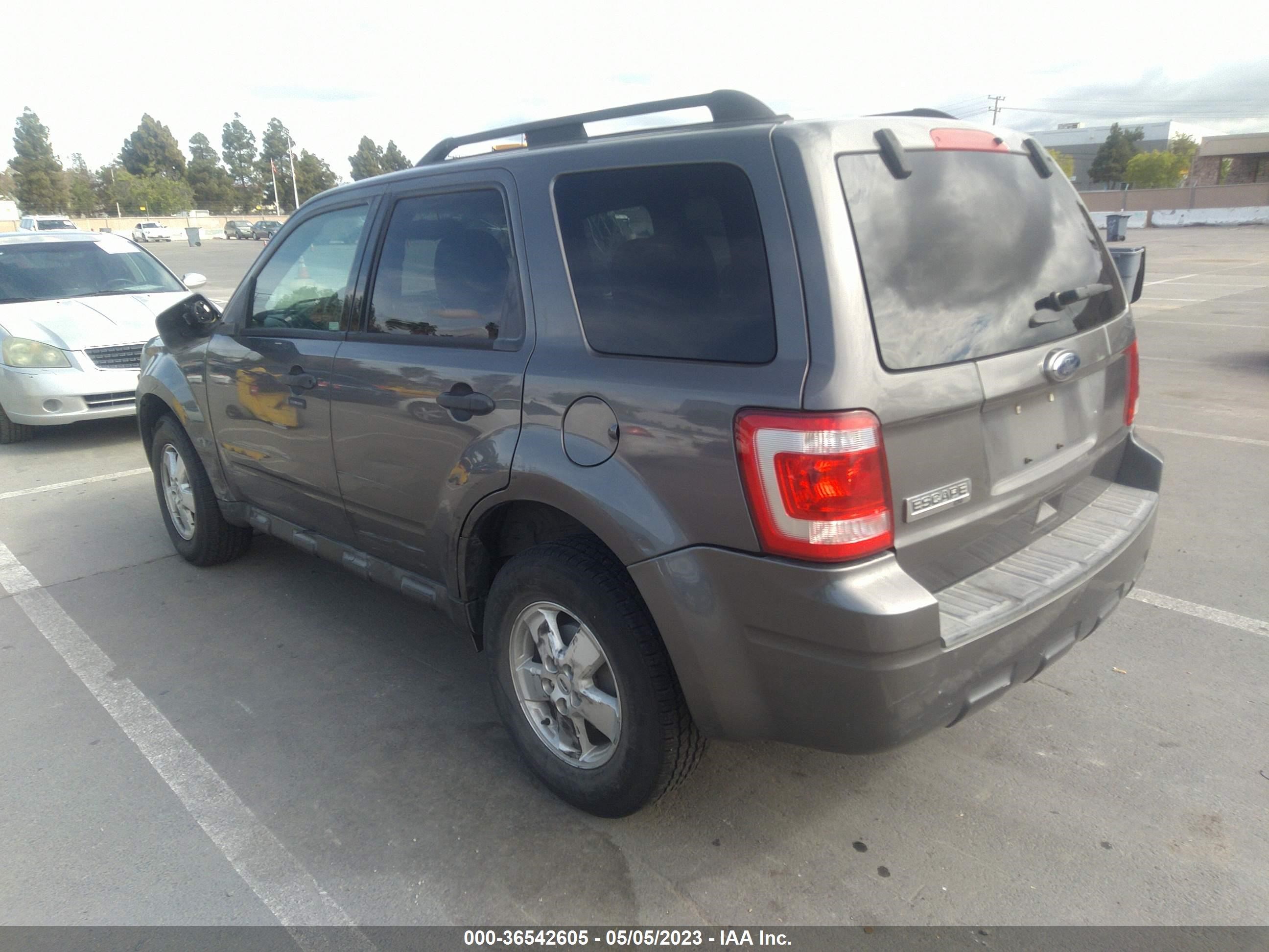 Photo 2 VIN: 1FMCU9D72BKB92554 - FORD ESCAPE 