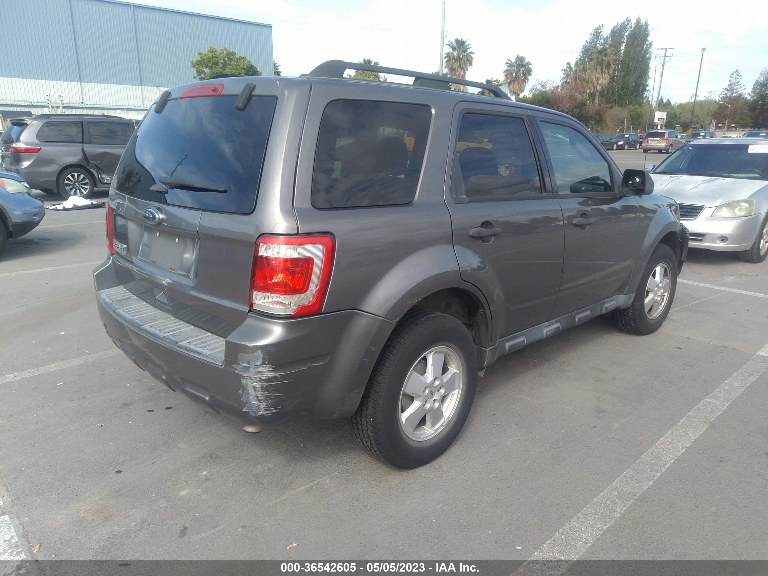 Photo 3 VIN: 1FMCU9D72BKB92554 - FORD ESCAPE 