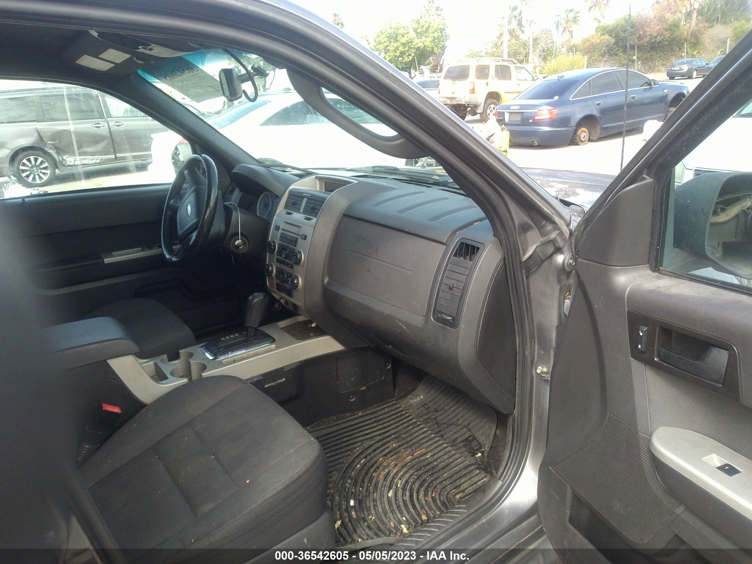 Photo 4 VIN: 1FMCU9D72BKB92554 - FORD ESCAPE 