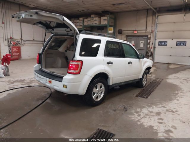 Photo 3 VIN: 1FMCU9D72BKC38724 - FORD ESCAPE 