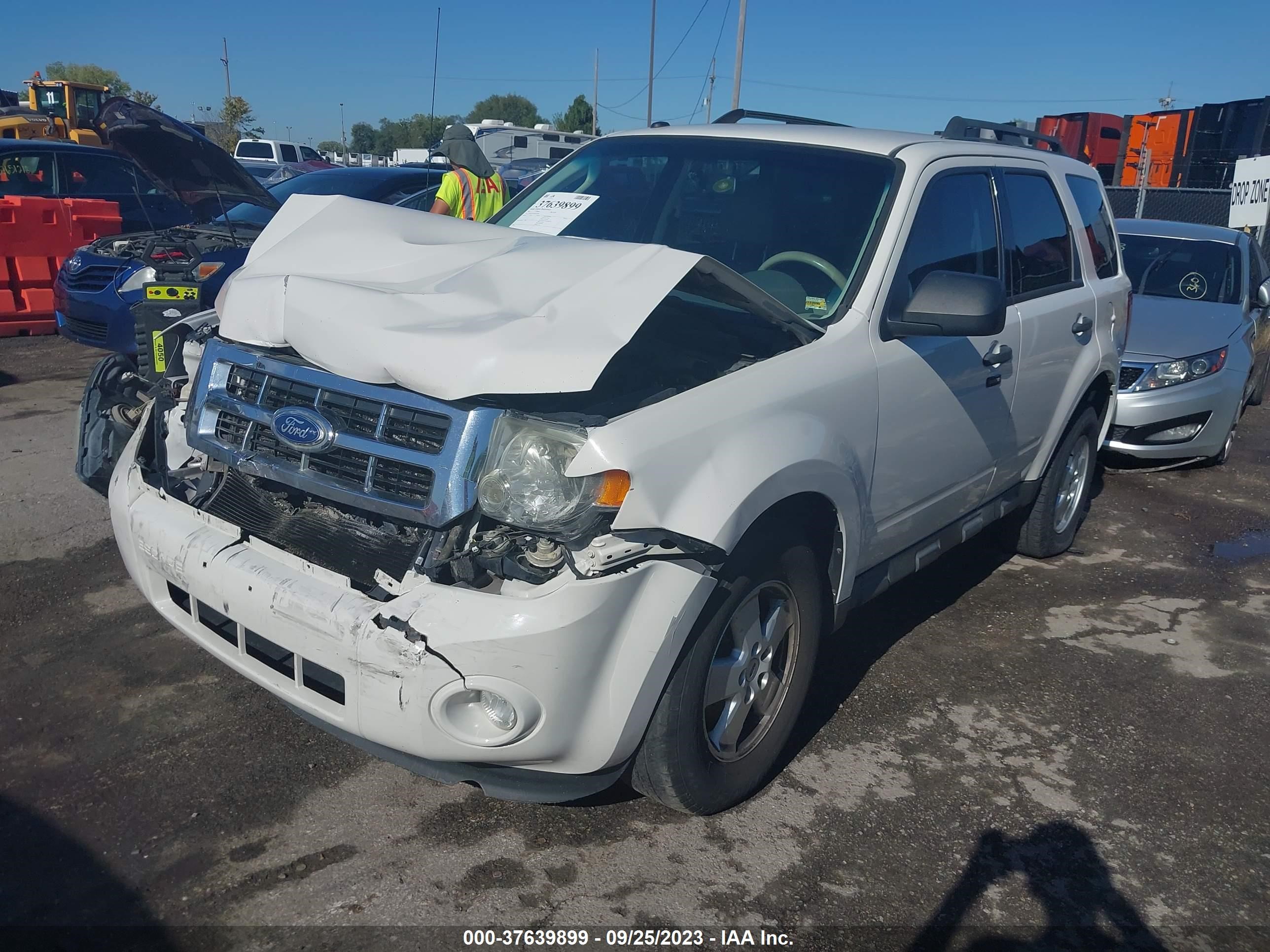 Photo 1 VIN: 1FMCU9D75BKB74386 - FORD ESCAPE 