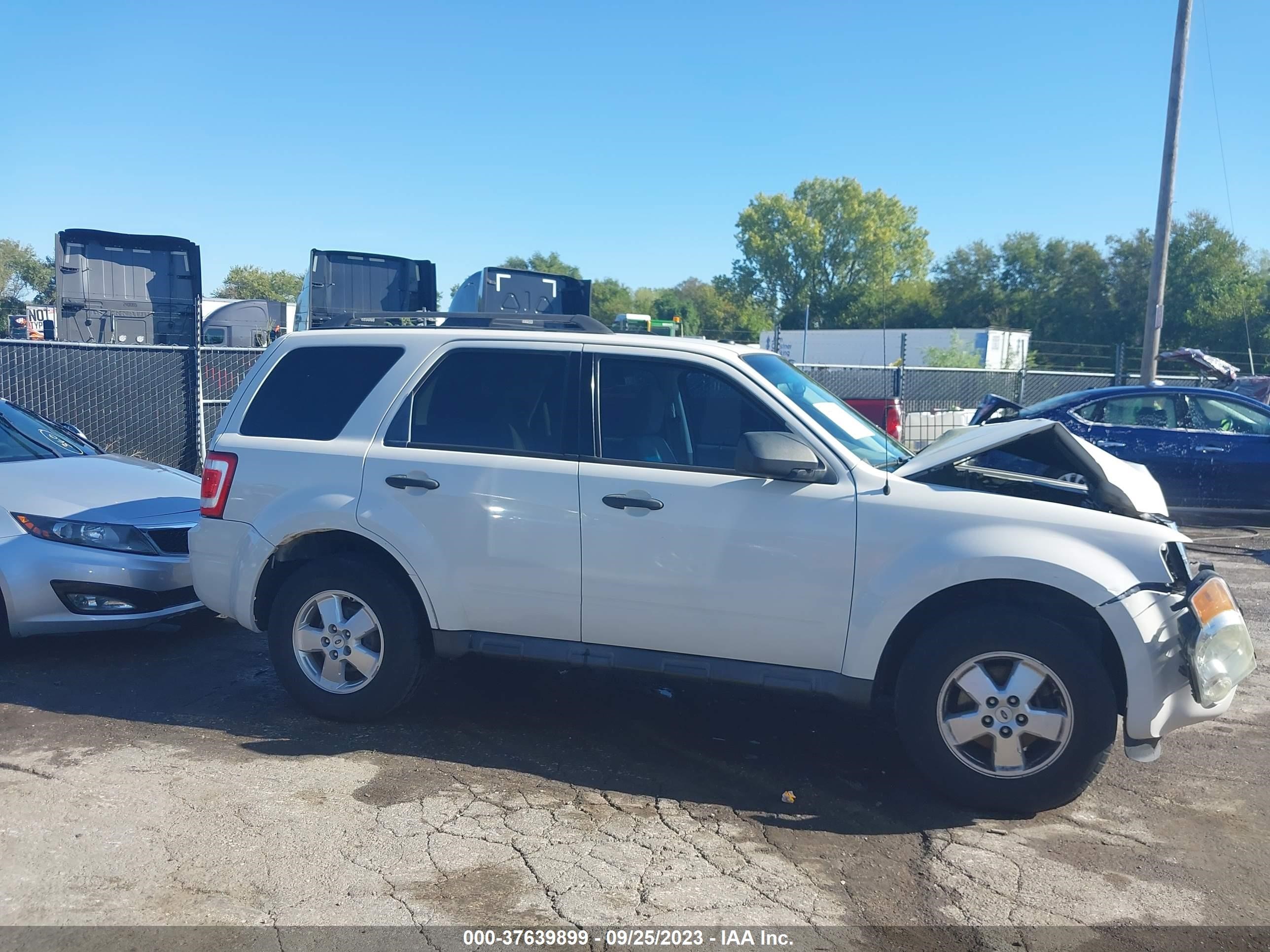 Photo 12 VIN: 1FMCU9D75BKB74386 - FORD ESCAPE 