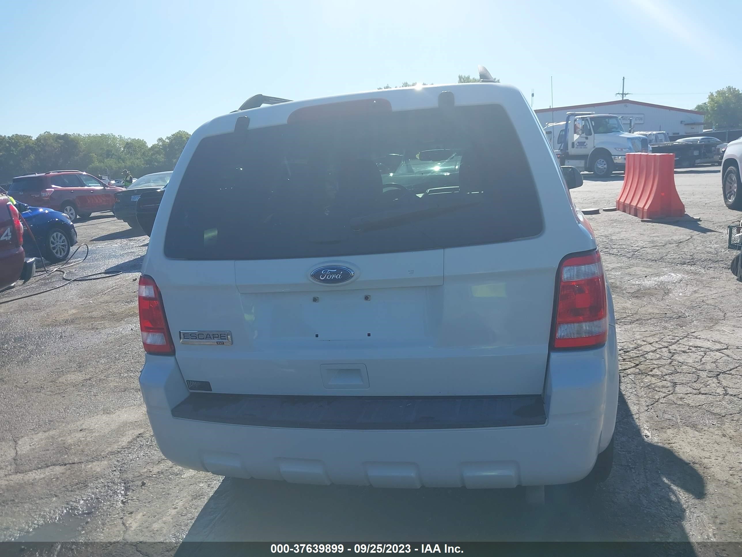 Photo 15 VIN: 1FMCU9D75BKB74386 - FORD ESCAPE 