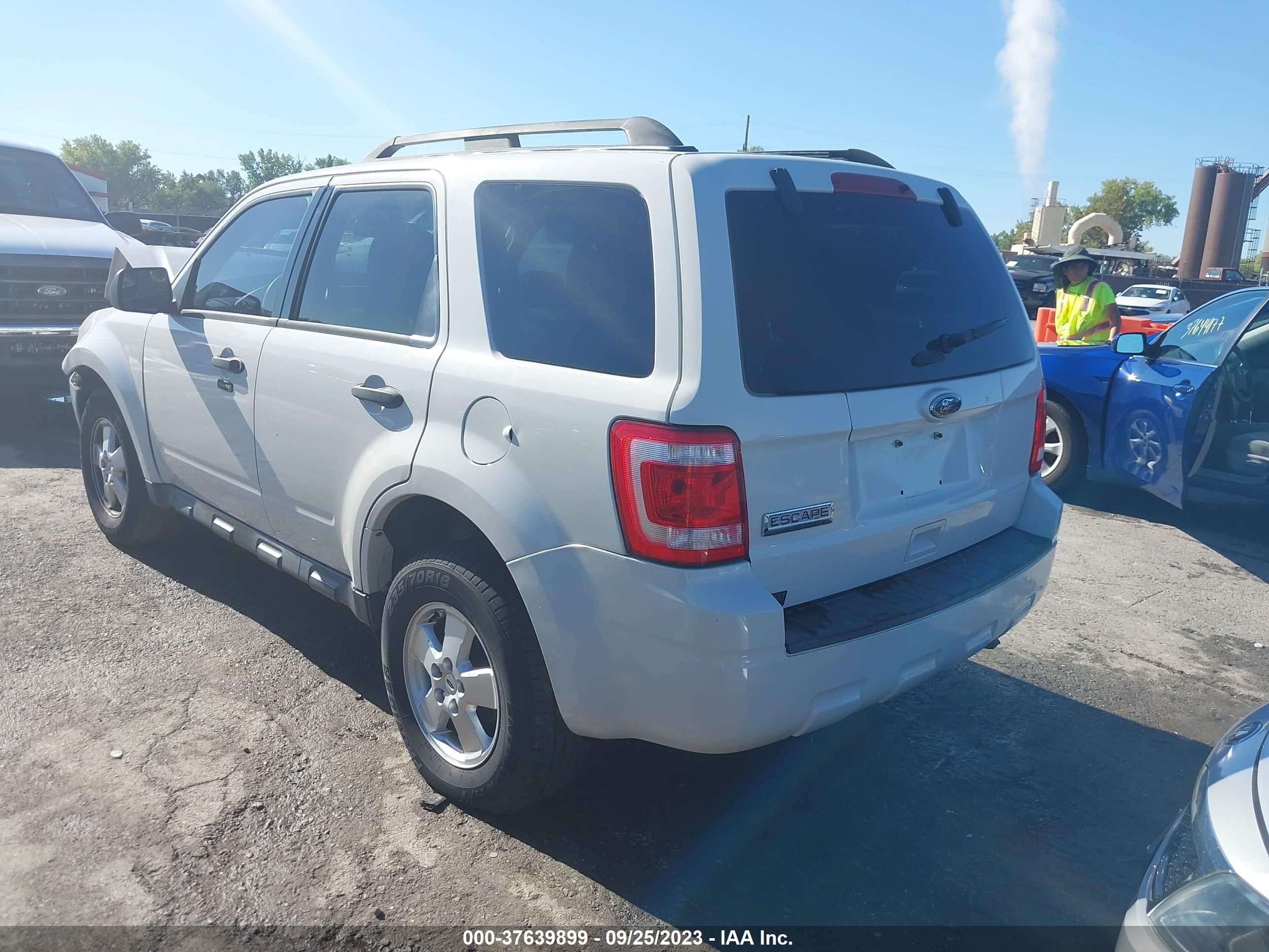 Photo 2 VIN: 1FMCU9D75BKB74386 - FORD ESCAPE 