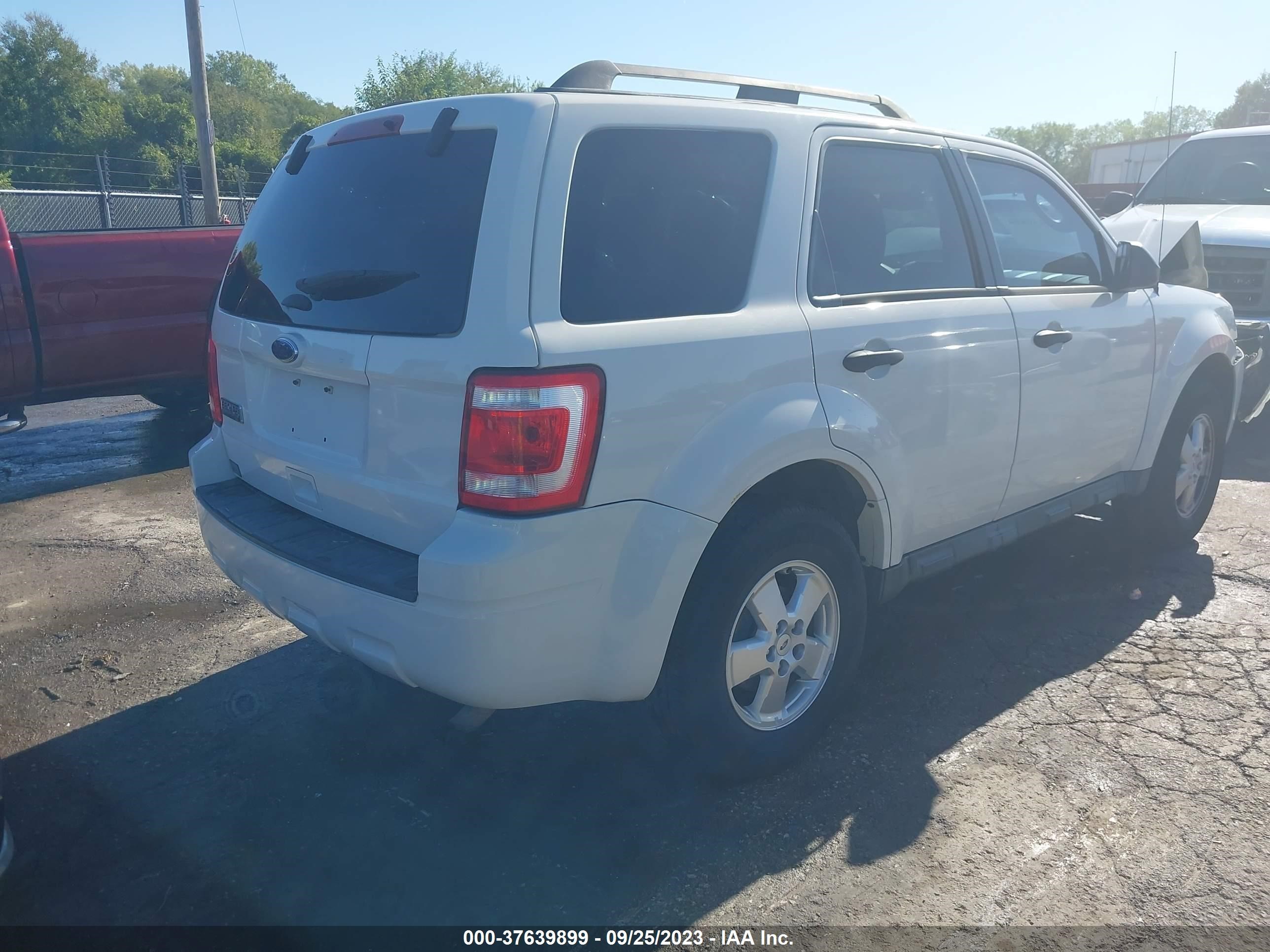 Photo 3 VIN: 1FMCU9D75BKB74386 - FORD ESCAPE 