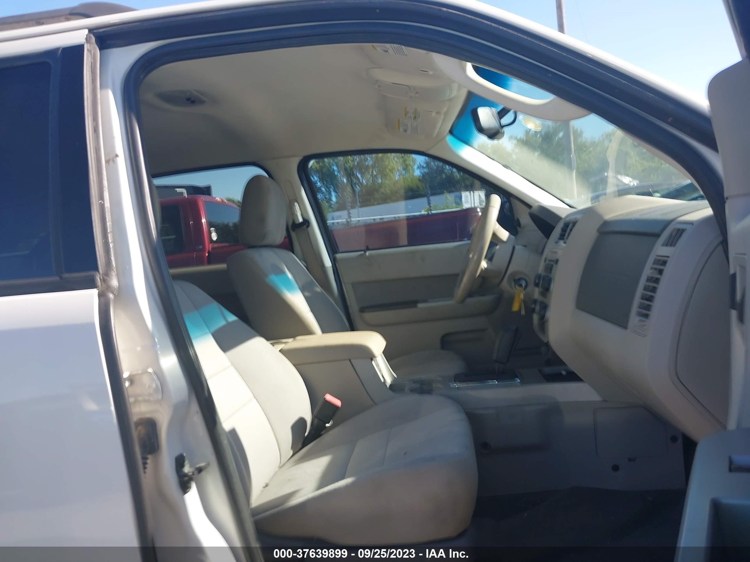 Photo 4 VIN: 1FMCU9D75BKB74386 - FORD ESCAPE 