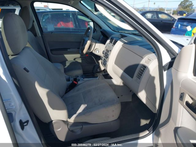 Photo 4 VIN: 1FMCU9D78BKC12662 - FORD ESCAPE 