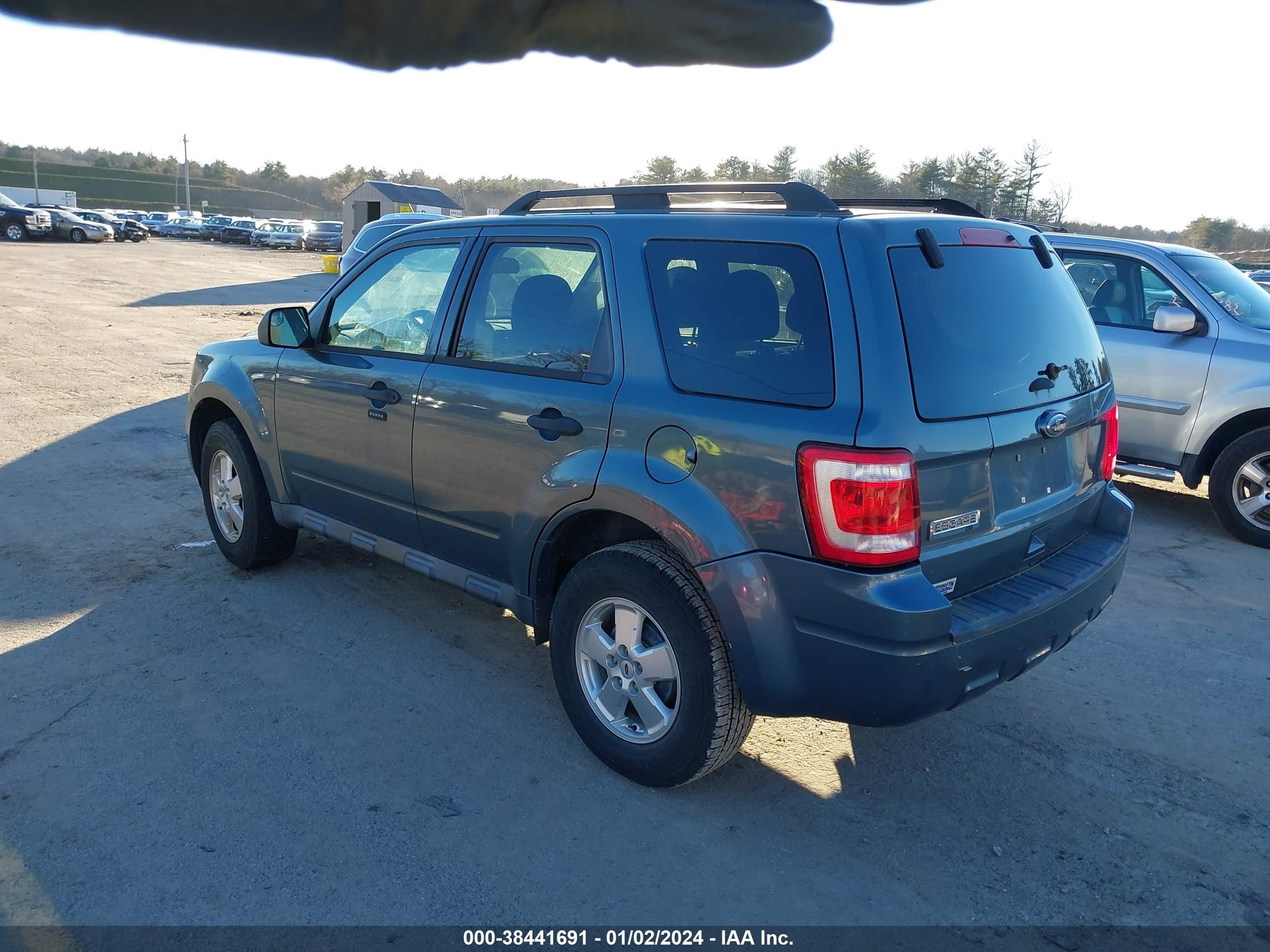 Photo 2 VIN: 1FMCU9D7XBKB17309 - FORD ESCAPE 