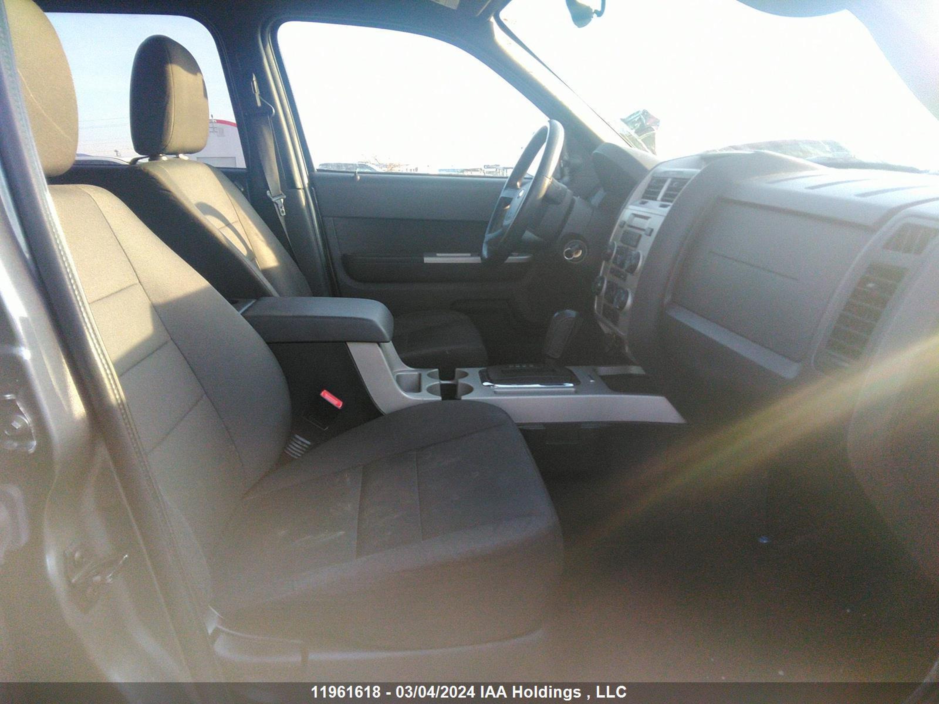 Photo 4 VIN: 1FMCU9D7XCKB46004 - FORD ESCAPE 