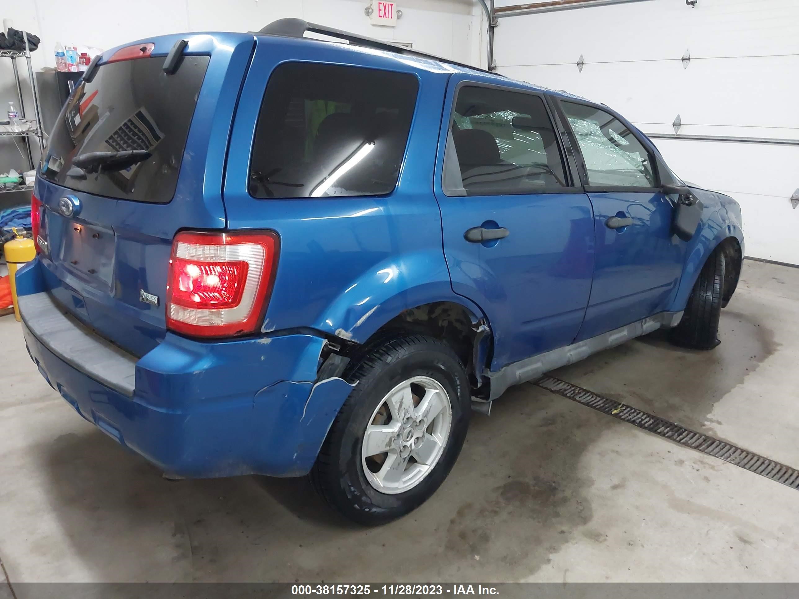 Photo 3 VIN: 1FMCU9DG1BKB53468 - FORD ESCAPE 