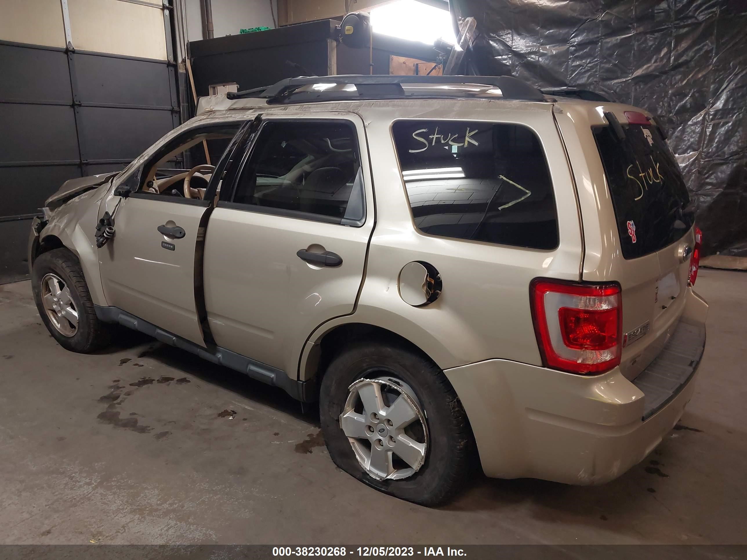 Photo 2 VIN: 1FMCU9DG2BKA85620 - FORD ESCAPE 