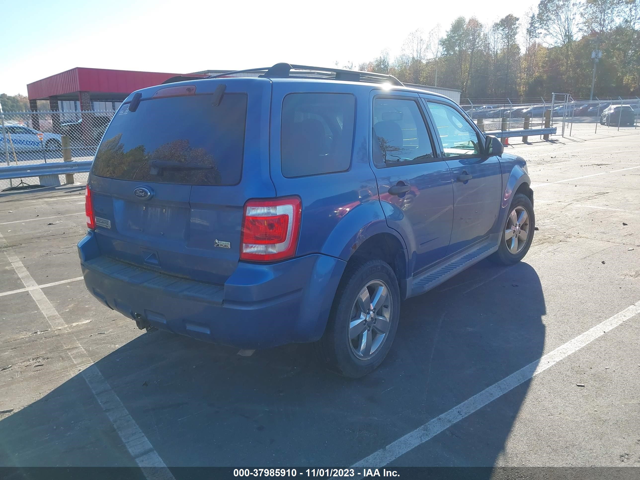 Photo 3 VIN: 1FMCU9DG3AKA72163 - FORD ESCAPE 