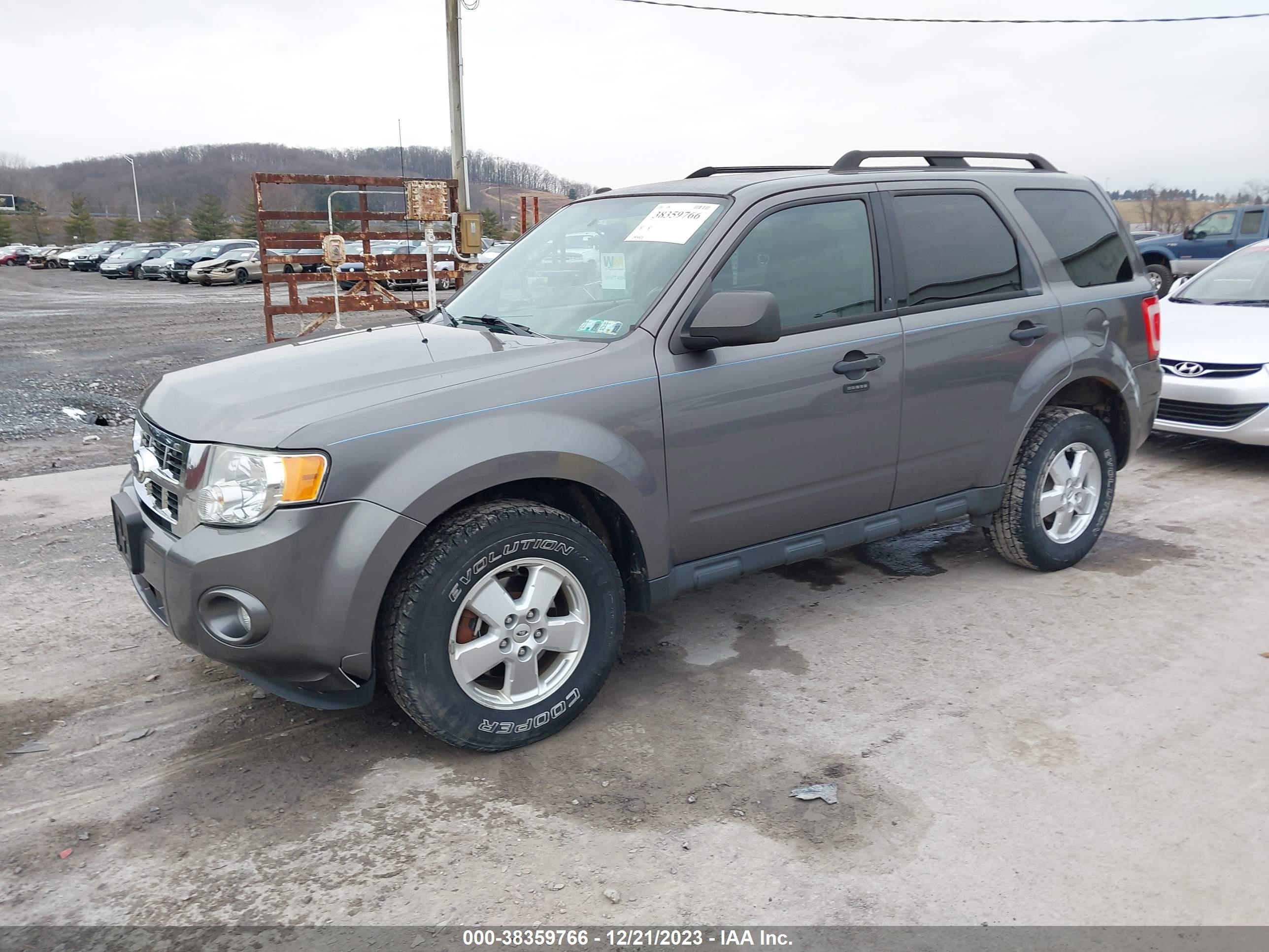 Photo 1 VIN: 1FMCU9DG5BKA99009 - FORD ESCAPE 