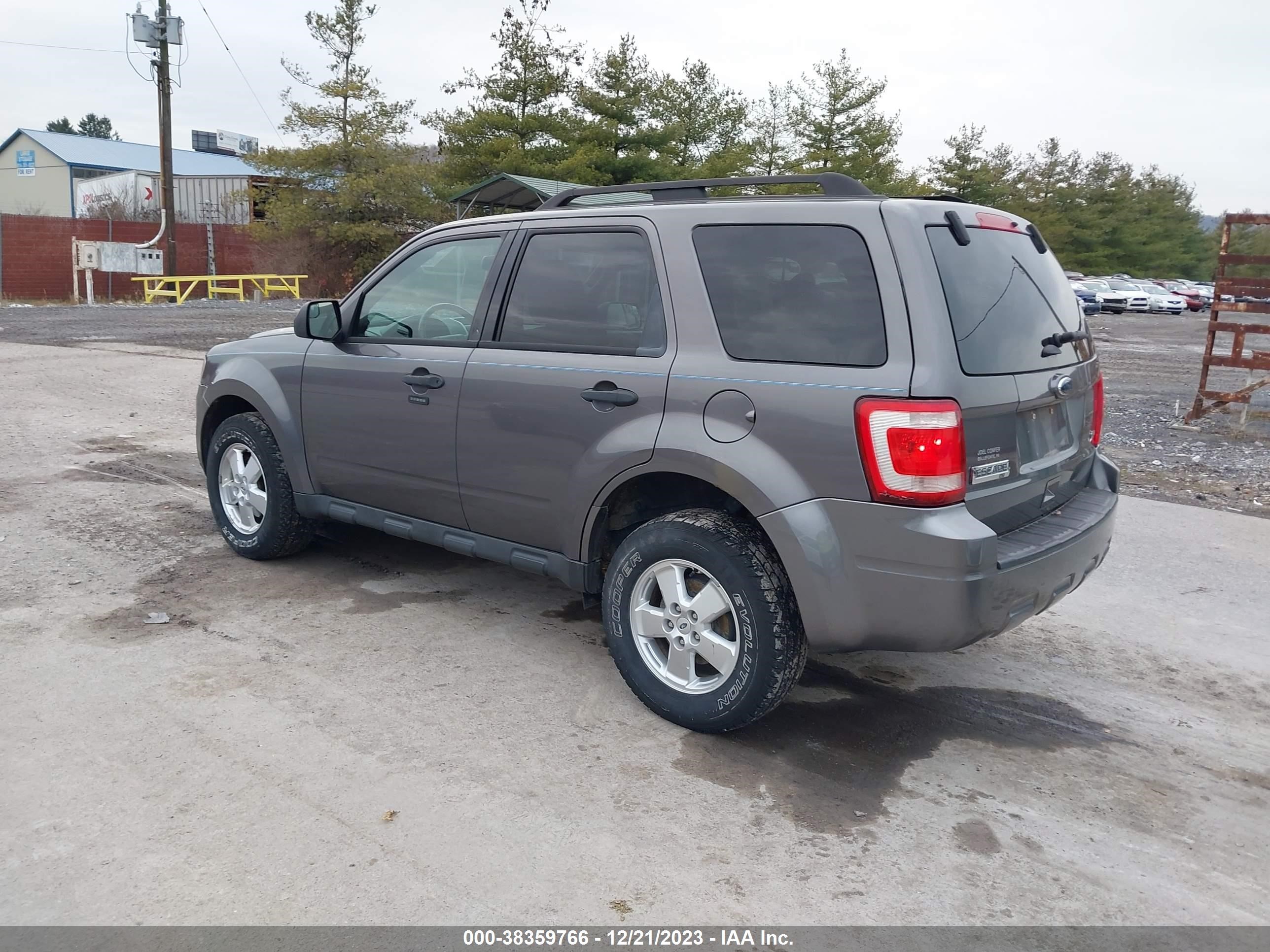 Photo 2 VIN: 1FMCU9DG5BKA99009 - FORD ESCAPE 