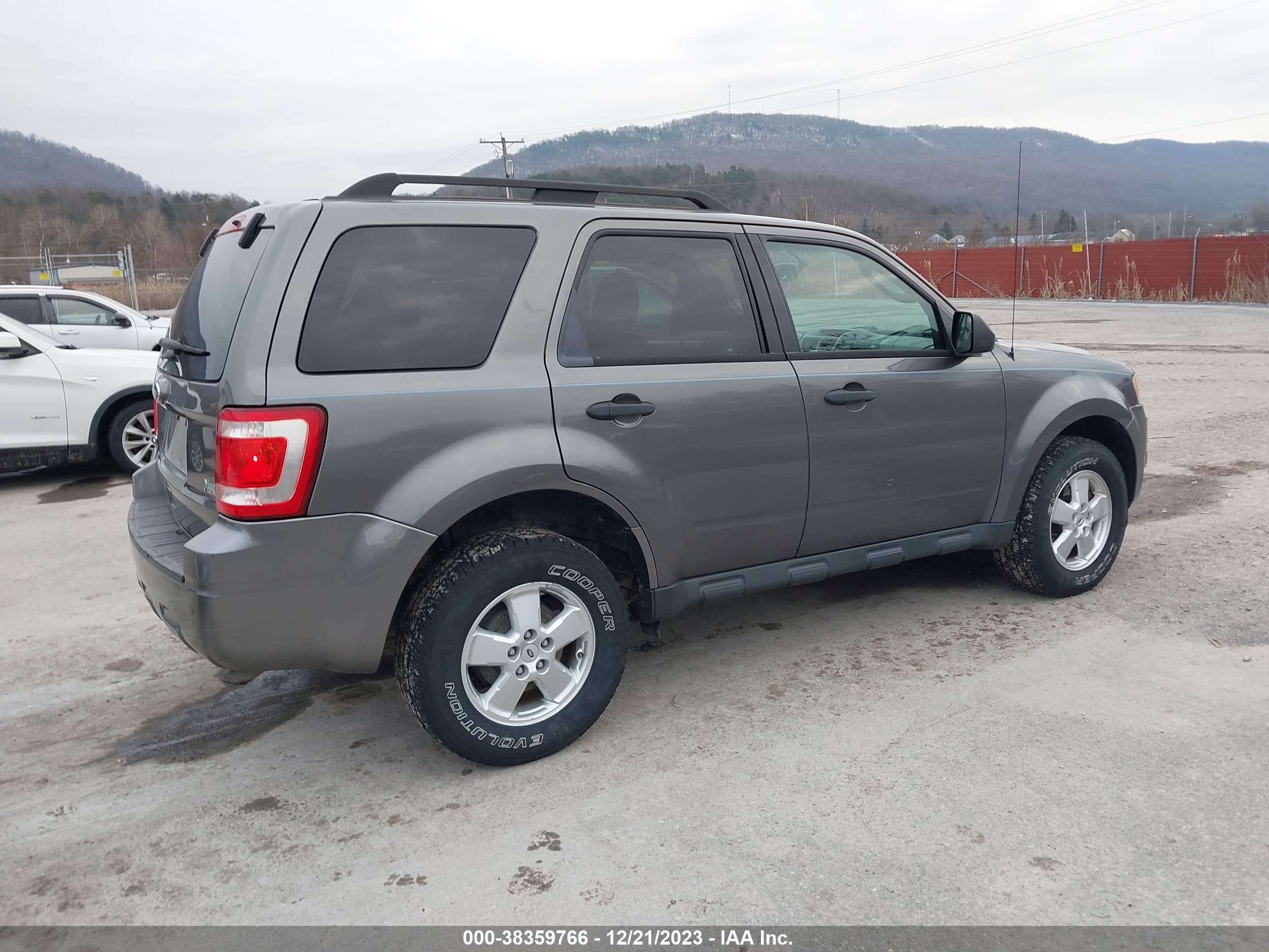 Photo 3 VIN: 1FMCU9DG5BKA99009 - FORD ESCAPE 