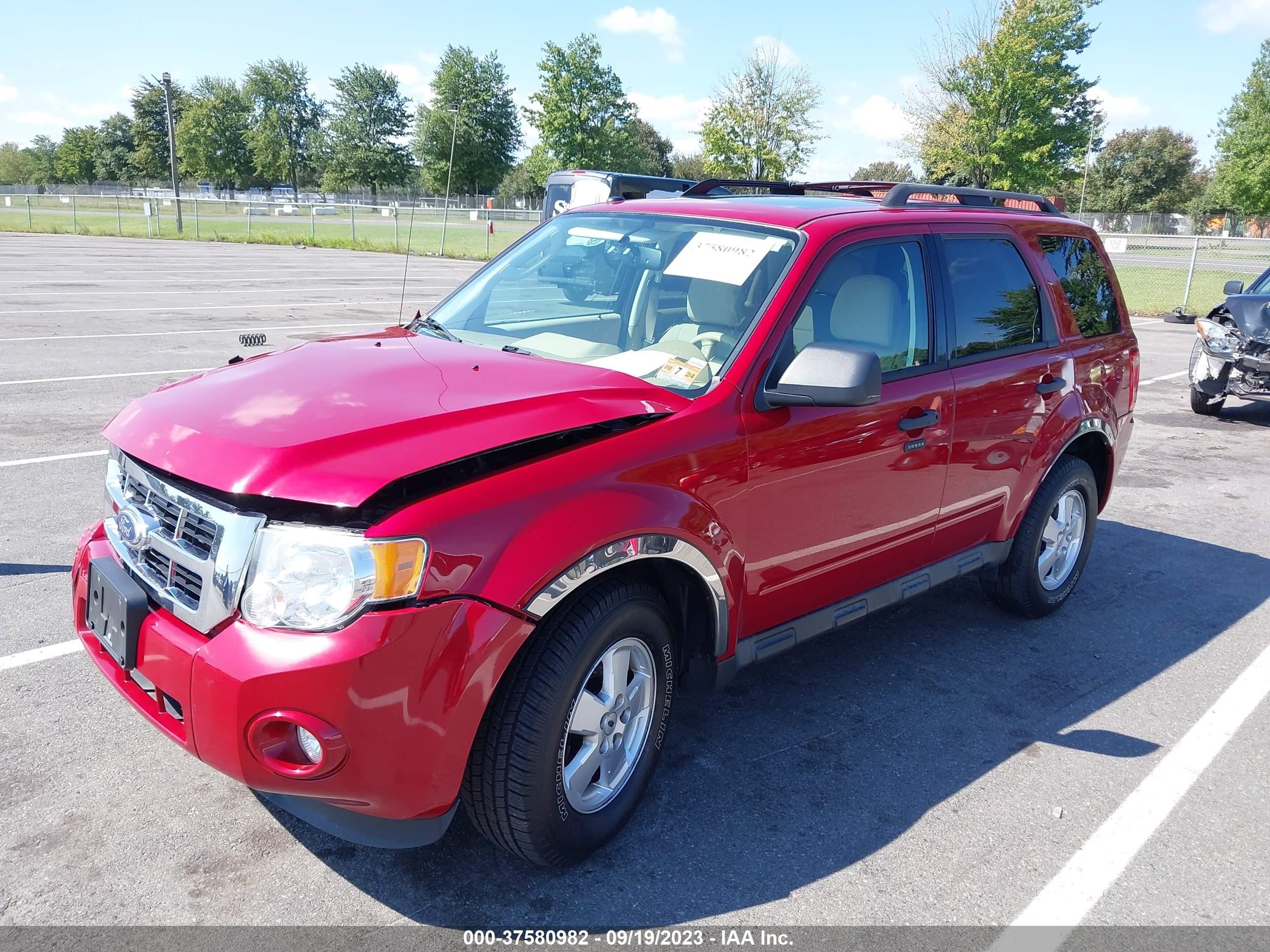 Photo 1 VIN: 1FMCU9DG5BKB69740 - FORD ESCAPE 