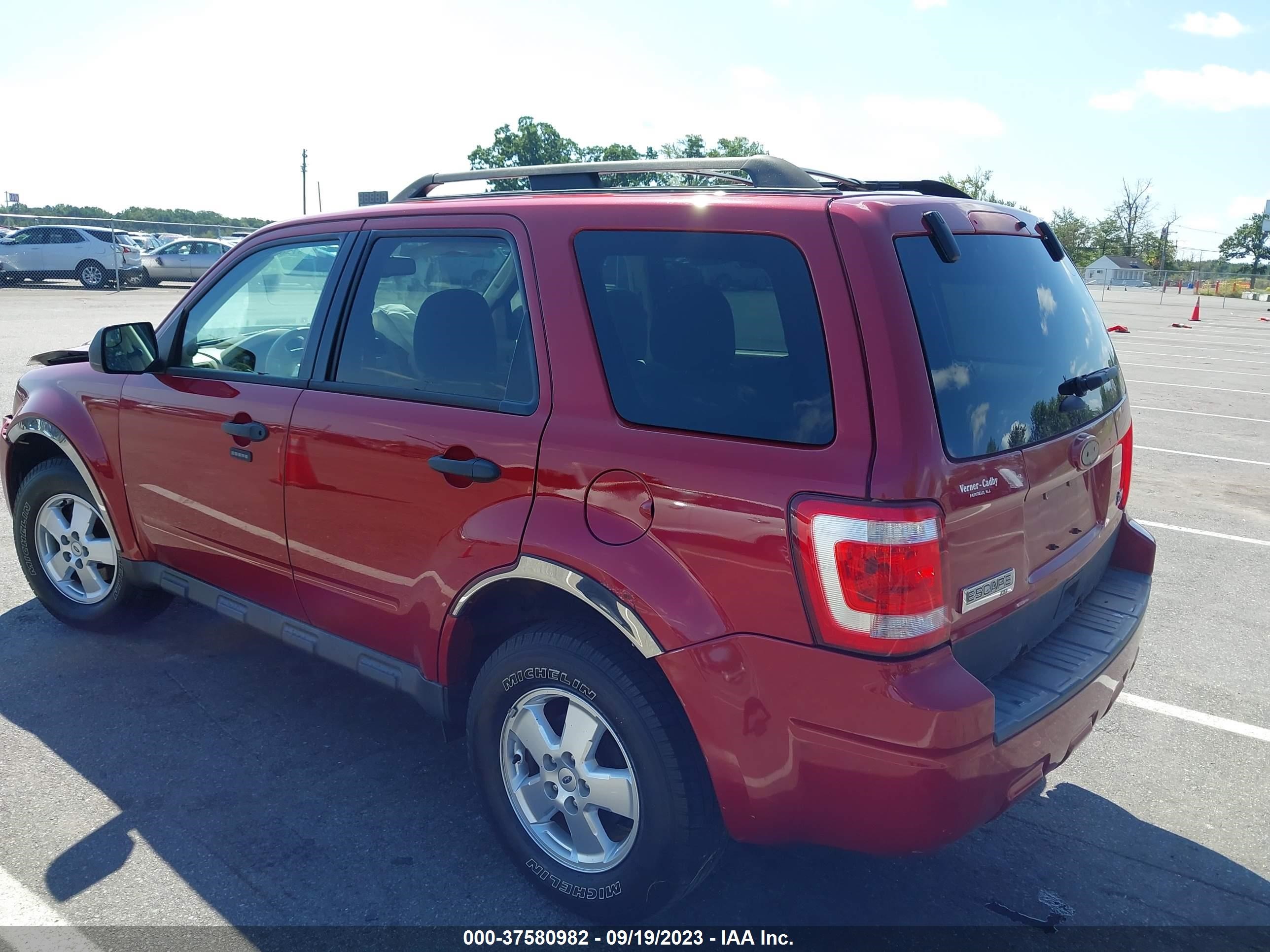 Photo 2 VIN: 1FMCU9DG5BKB69740 - FORD ESCAPE 