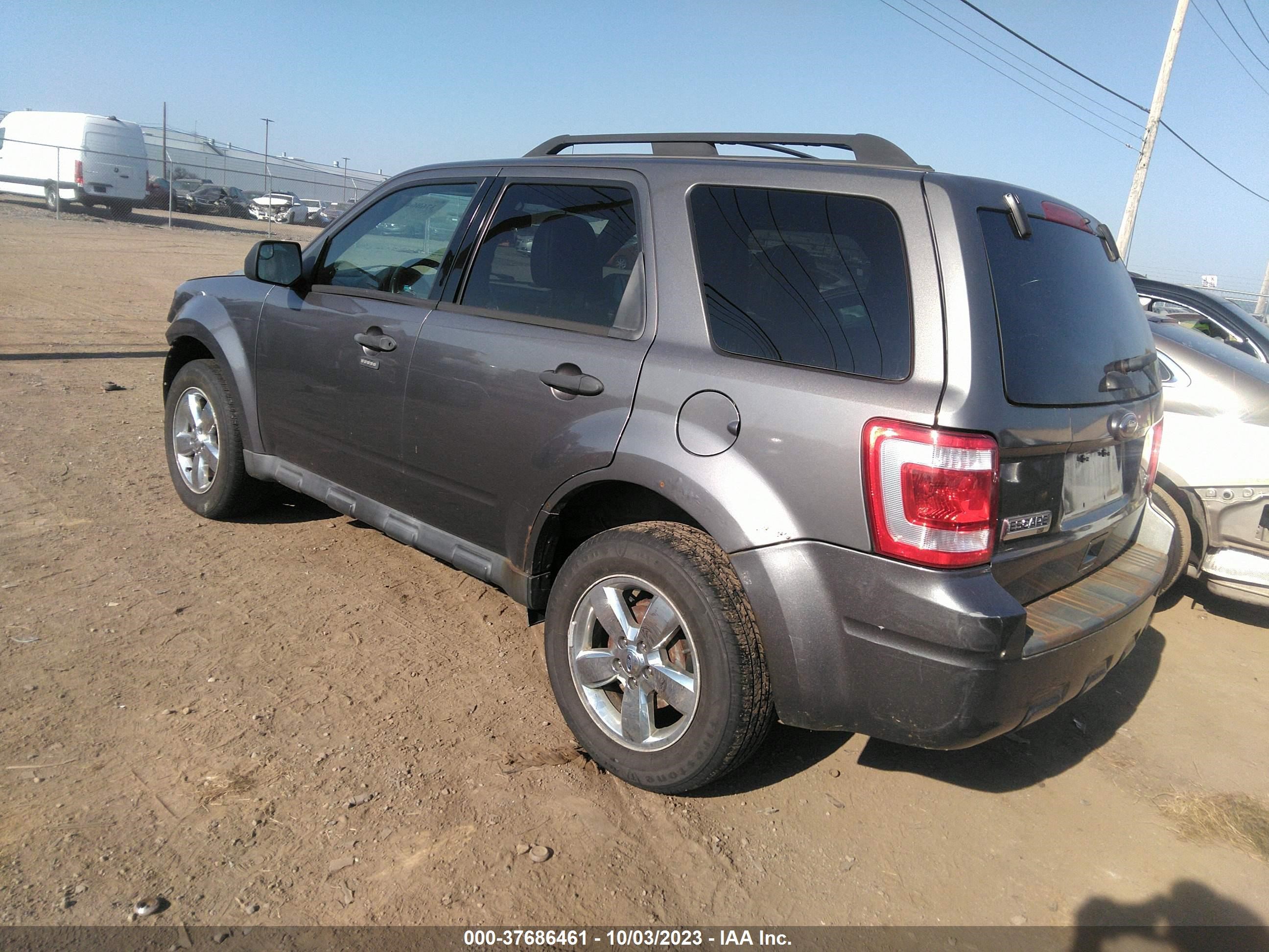 Photo 2 VIN: 1FMCU9DG7AKC82569 - FORD ESCAPE 