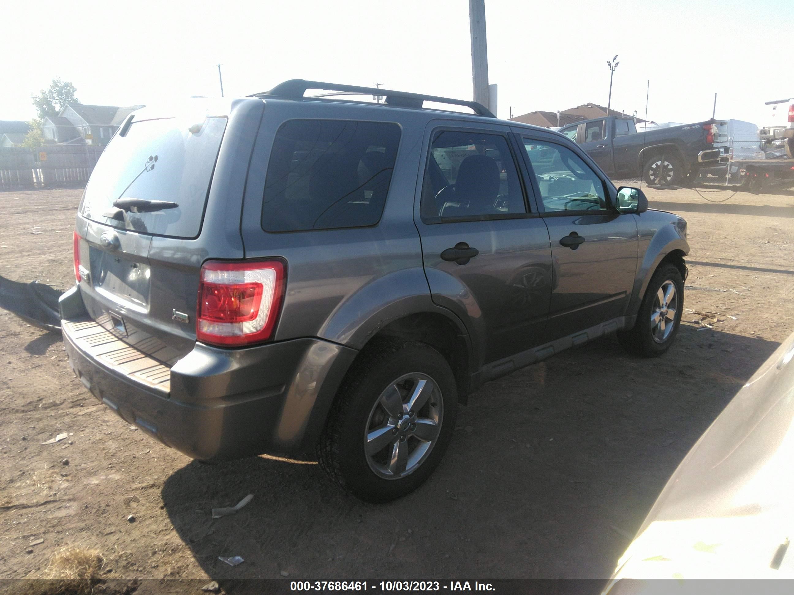 Photo 3 VIN: 1FMCU9DG7AKC82569 - FORD ESCAPE 