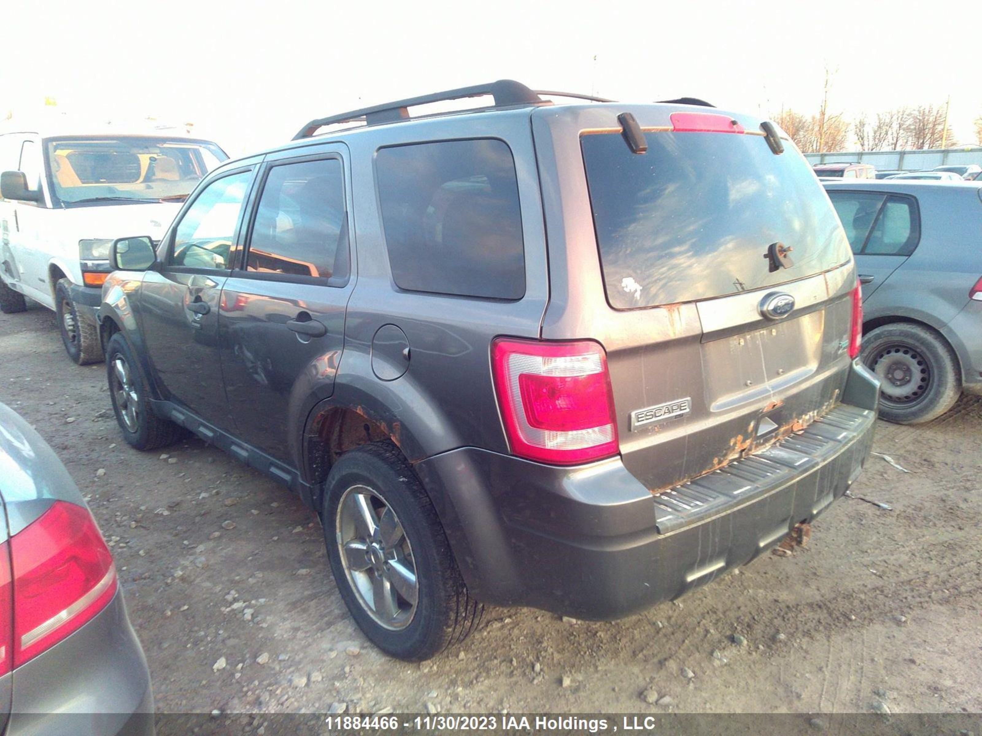 Photo 2 VIN: 1FMCU9DG8AKB72825 - FORD ESCAPE 