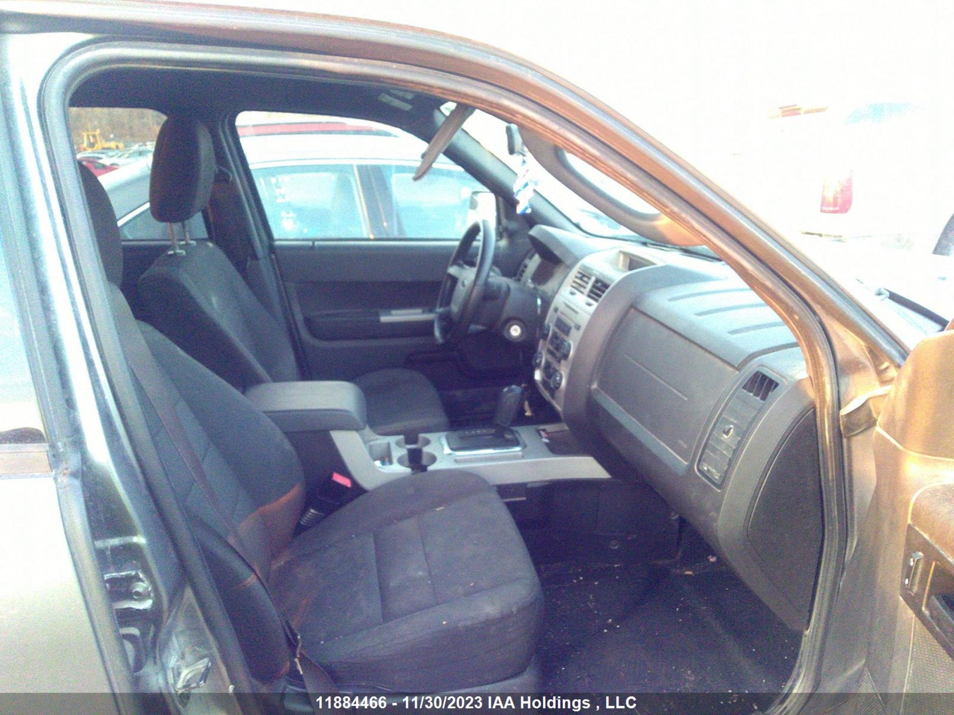 Photo 4 VIN: 1FMCU9DG8AKB72825 - FORD ESCAPE 