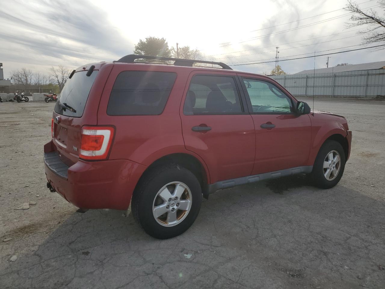 Photo 2 VIN: 1FMCU9DG8BKA13708 - FORD ESCAPE 