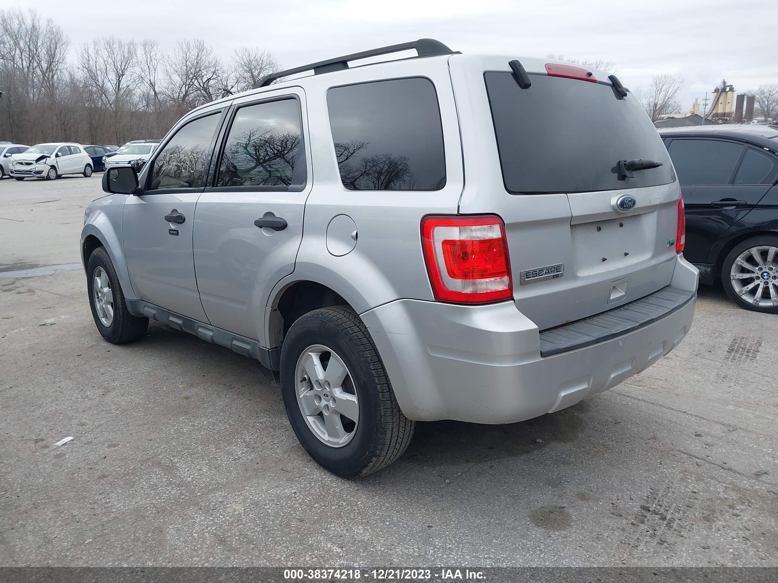 Photo 2 VIN: 1FMCU9DGXAKC89631 - FORD ESCAPE 