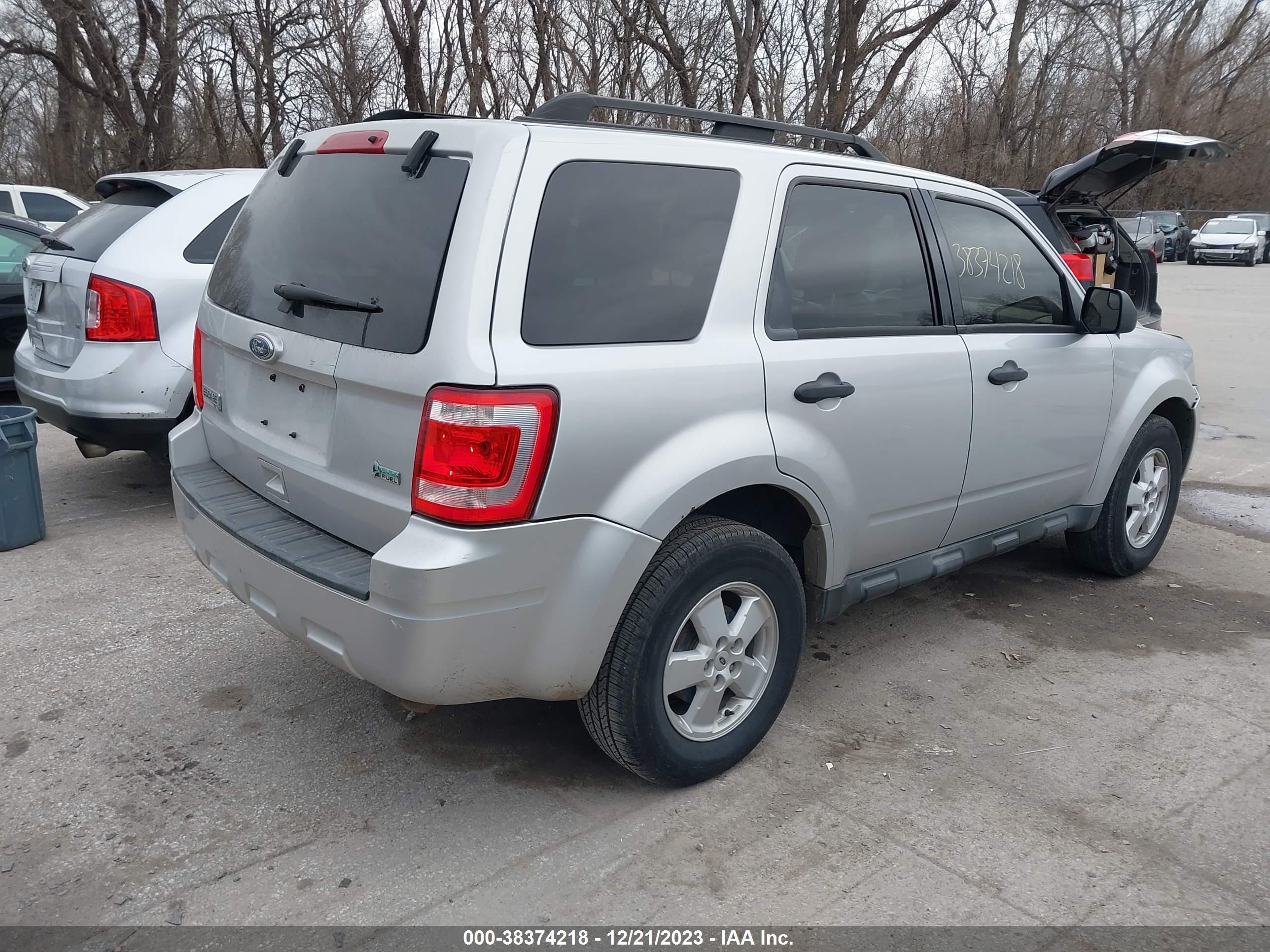 Photo 3 VIN: 1FMCU9DGXAKC89631 - FORD ESCAPE 