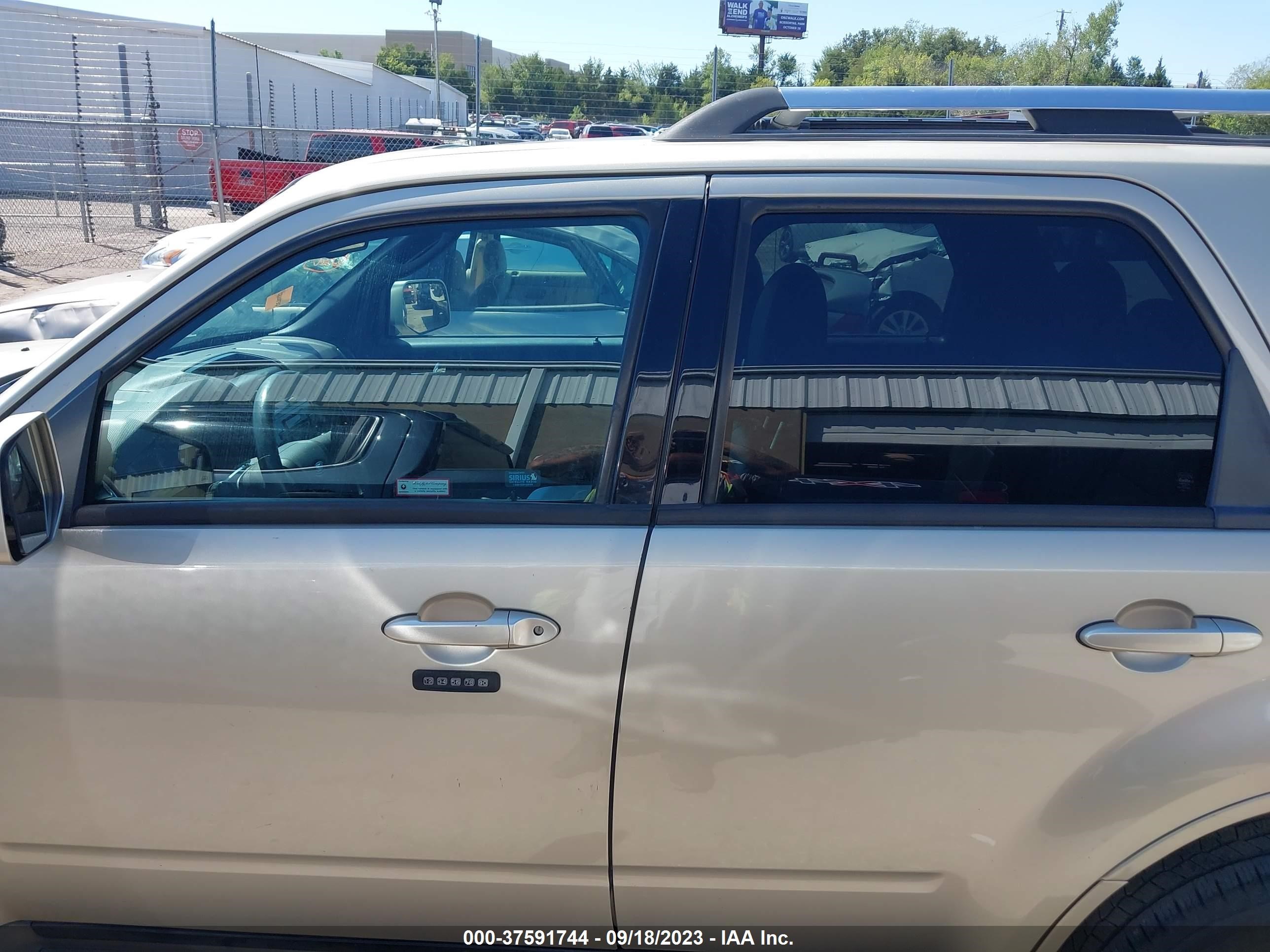 Photo 13 VIN: 1FMCU9E77AKA72097 - FORD ESCAPE 