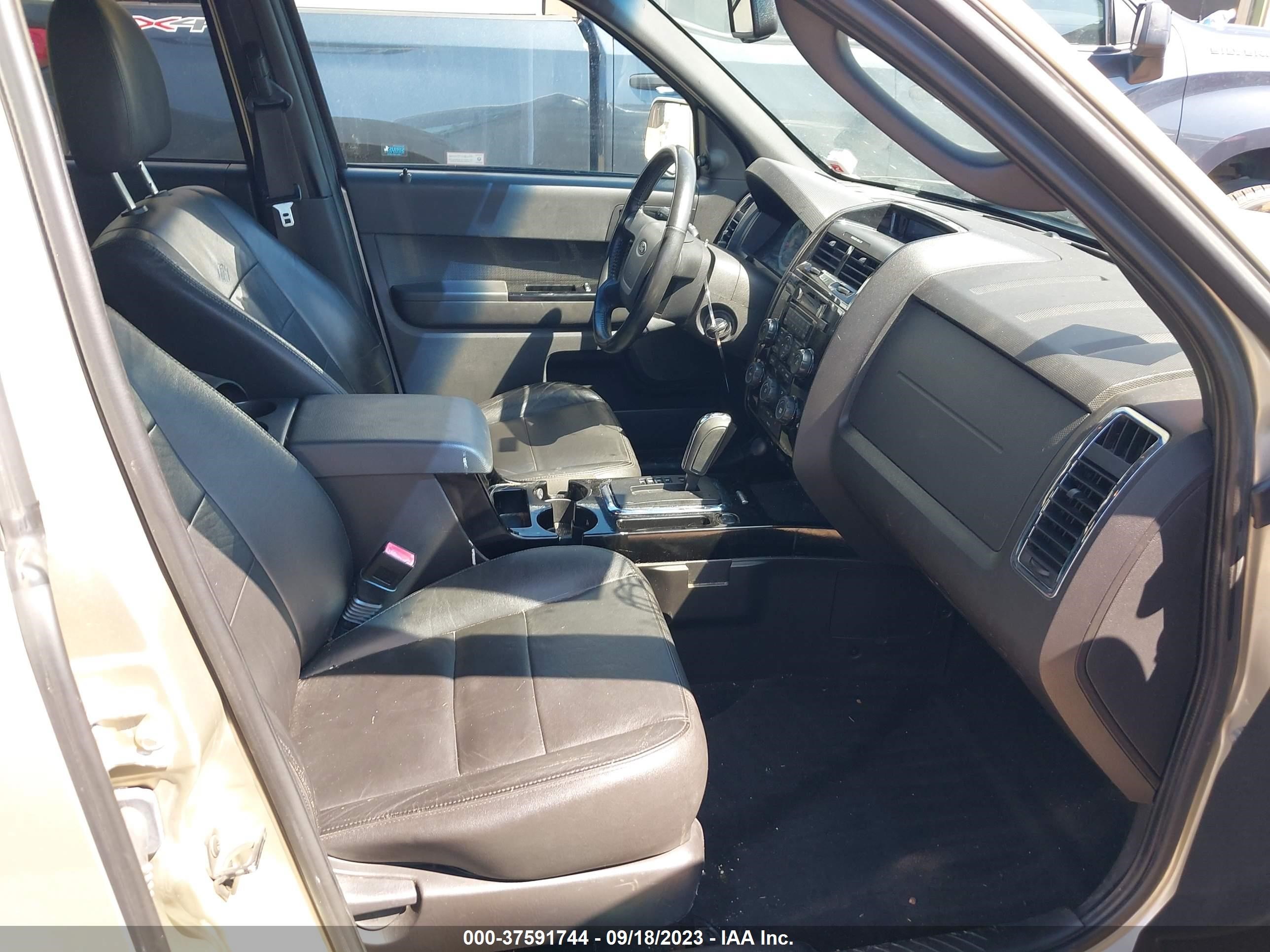 Photo 4 VIN: 1FMCU9E77AKA72097 - FORD ESCAPE 