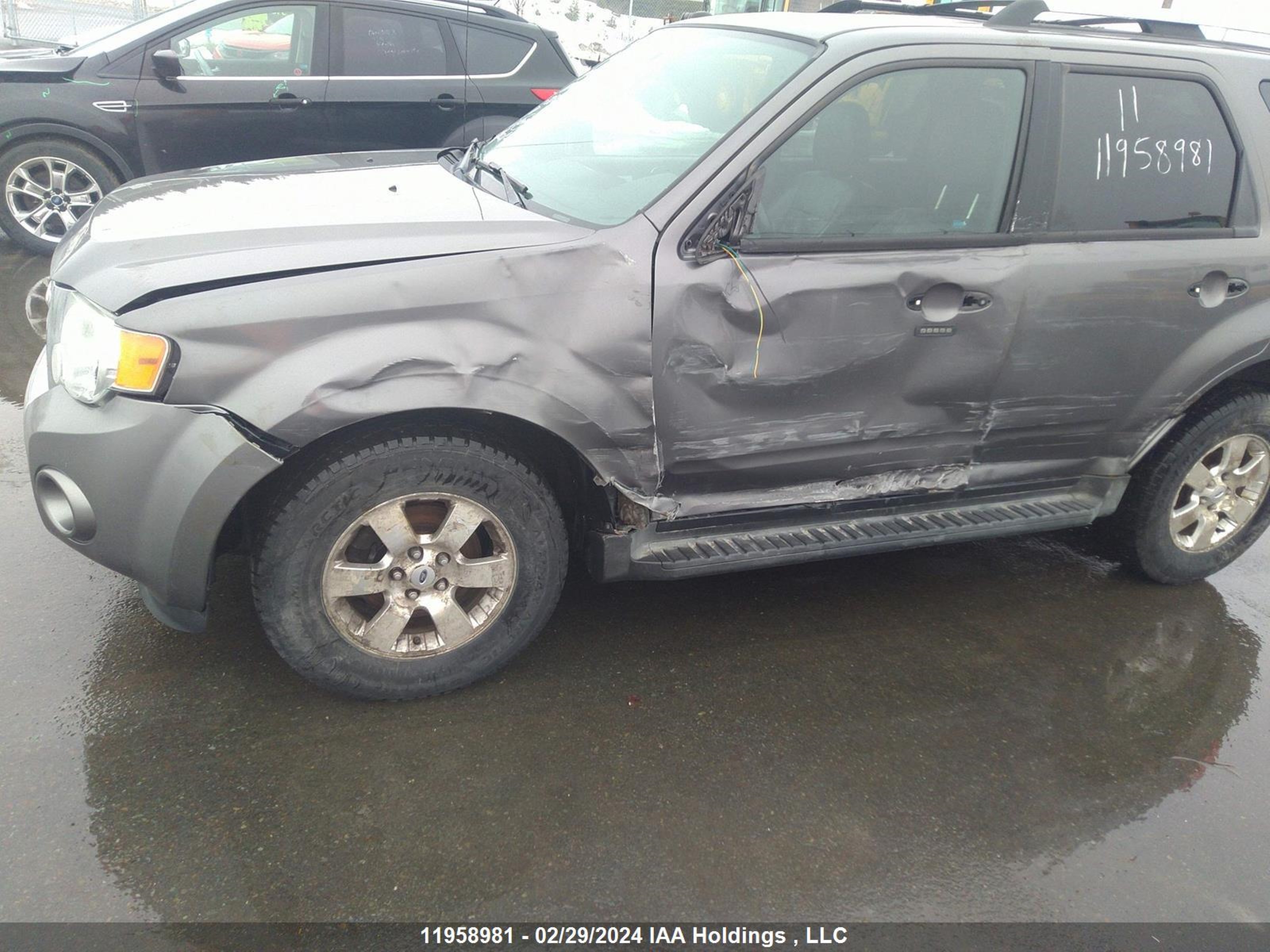 Photo 5 VIN: 1FMCU9EG4BKB49266 - FORD ESCAPE 